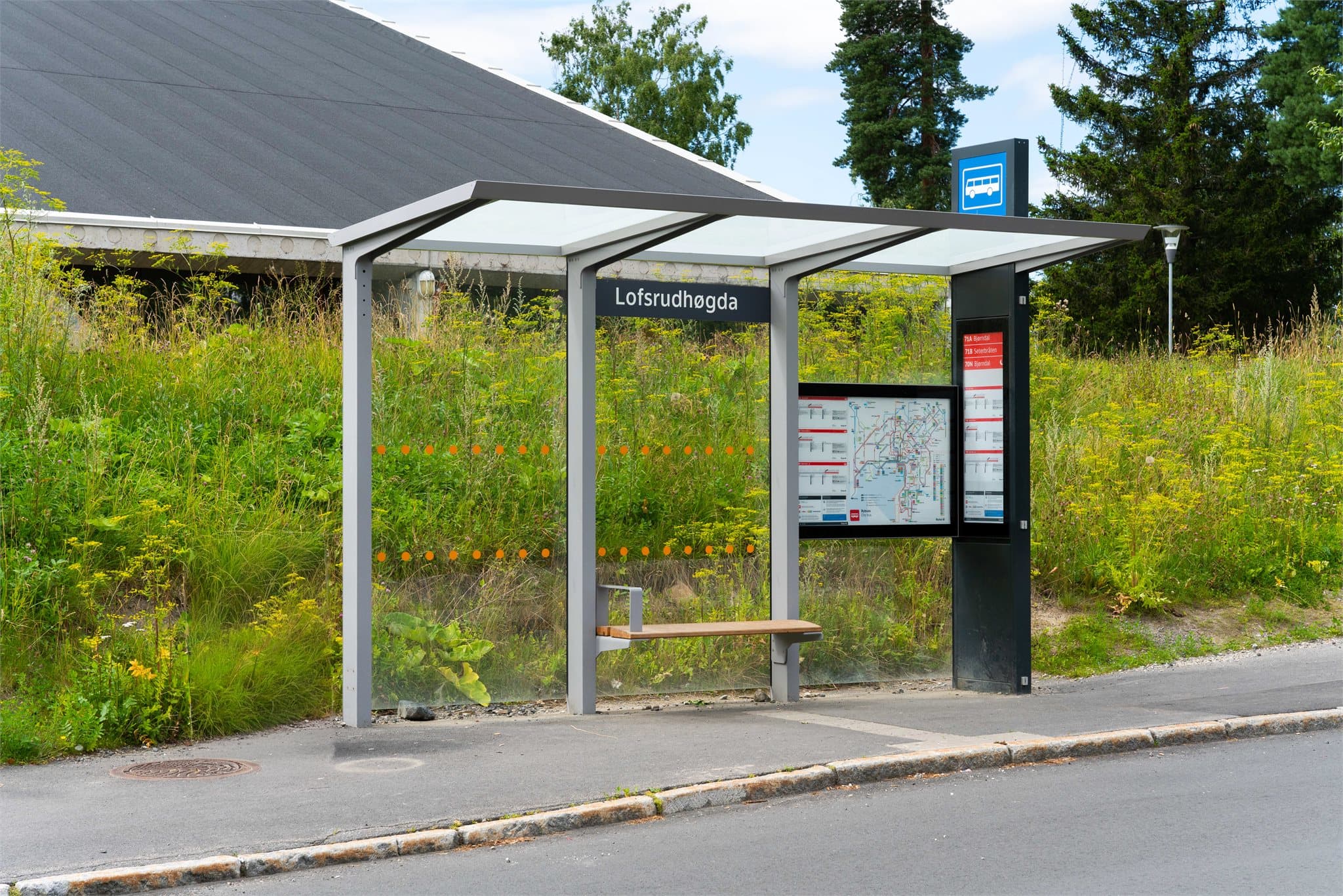 Boligen har et svært godt kollektivtilbud, med bussholdeplass ved Lofsrudhøgda ca. 7 minutters gange unna.
