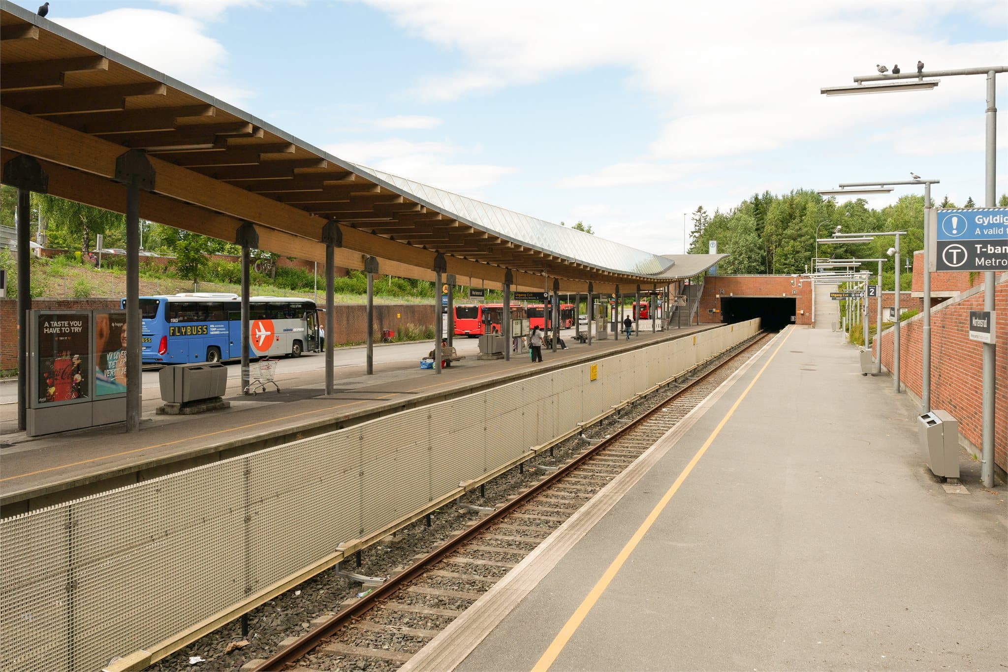 Mortensrud T-banestasjon ca. 10 minutters gange unna. Herfra er det gode forbindelser videre.