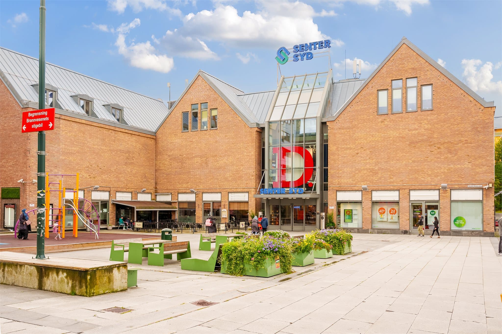 Kort vei til Mortensrud torg med et bredt utvalg av servicetilbud.