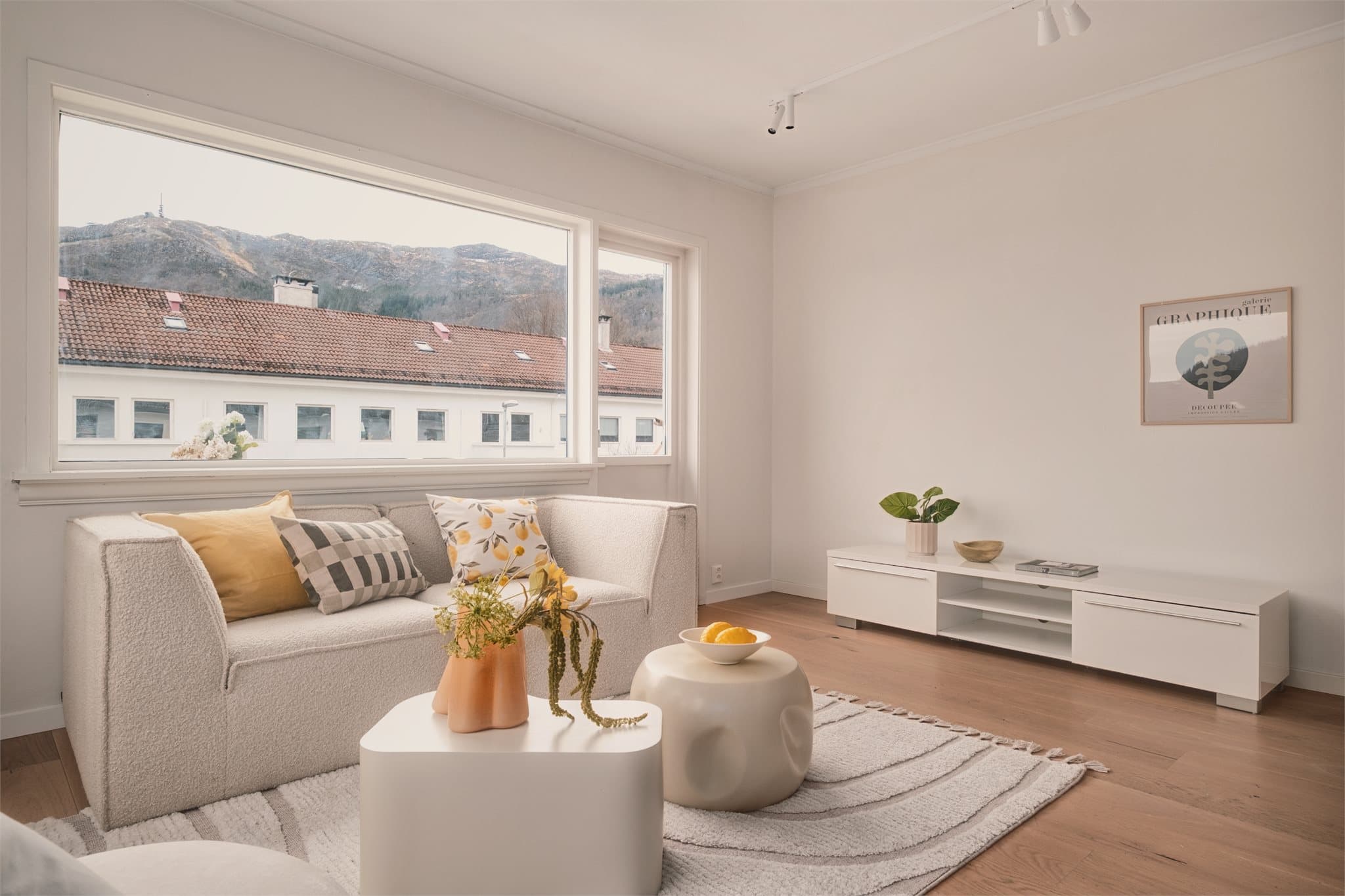 - Stuens utforming gjør det enkelt å innrede med sofa- og spisegruppe i hver sin naturlige sone -