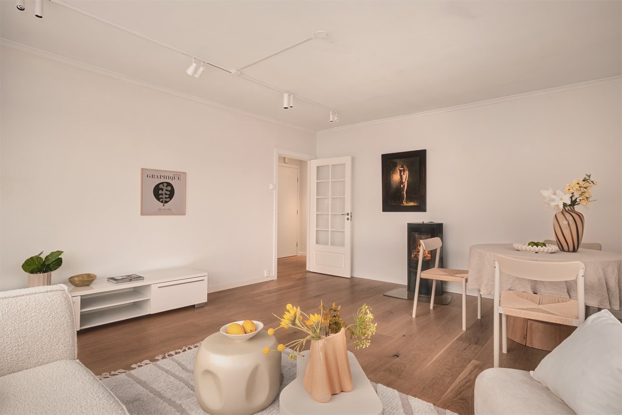 - Gjennomgående lik en-stavs eikeparkett fra 2019 bidrar til et flott helhetsinntrykk og en rød tråd gjennom boligen -