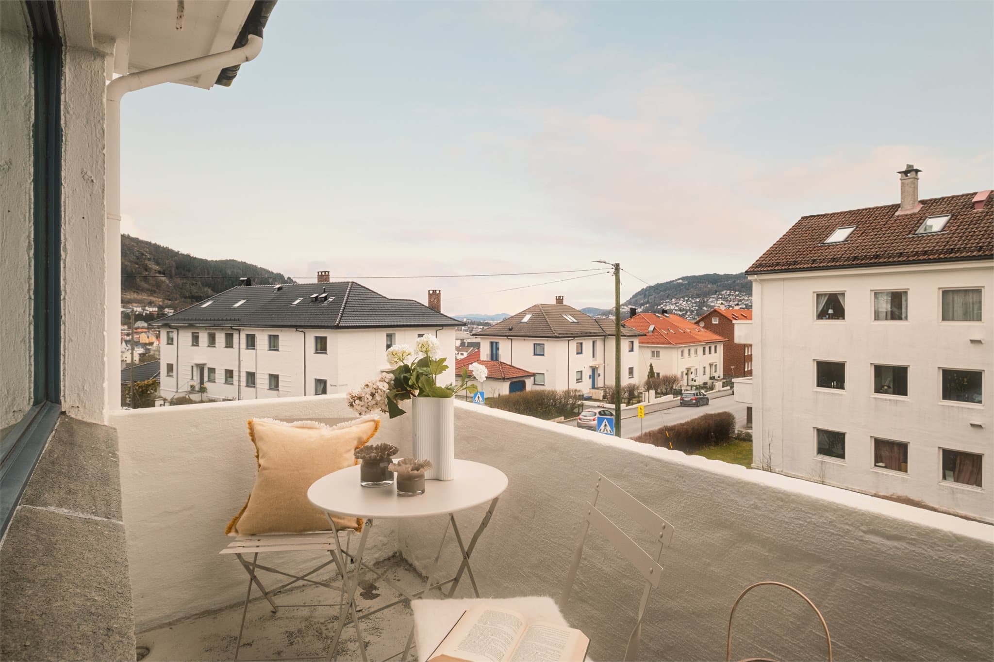 - Fra stuen har du direkte adkomst til en herlig balkong som måler 3,9m² -