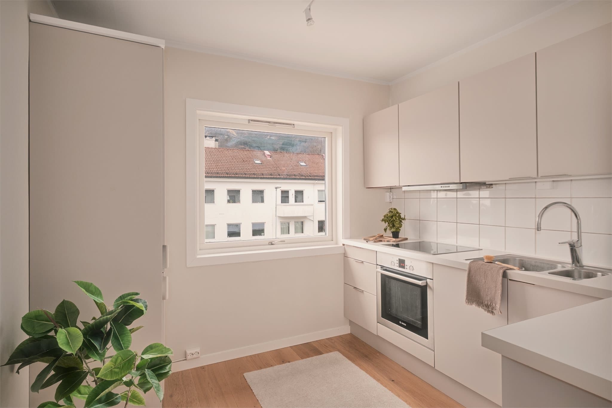 - Lekker kjøkkeninnredning med slette fronter og benkeplate i laminat -