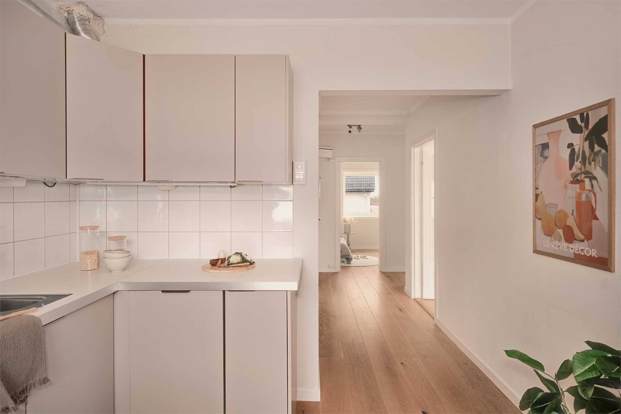 - Integrert stekeovn, platetopp m/induksjon og oppvaskmaskin medfølger til glede for ny eier -