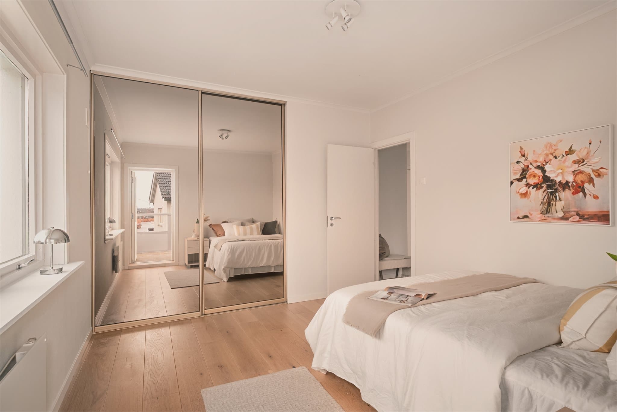 - Godt med lagringsplass i skyvedørsgarderobe -