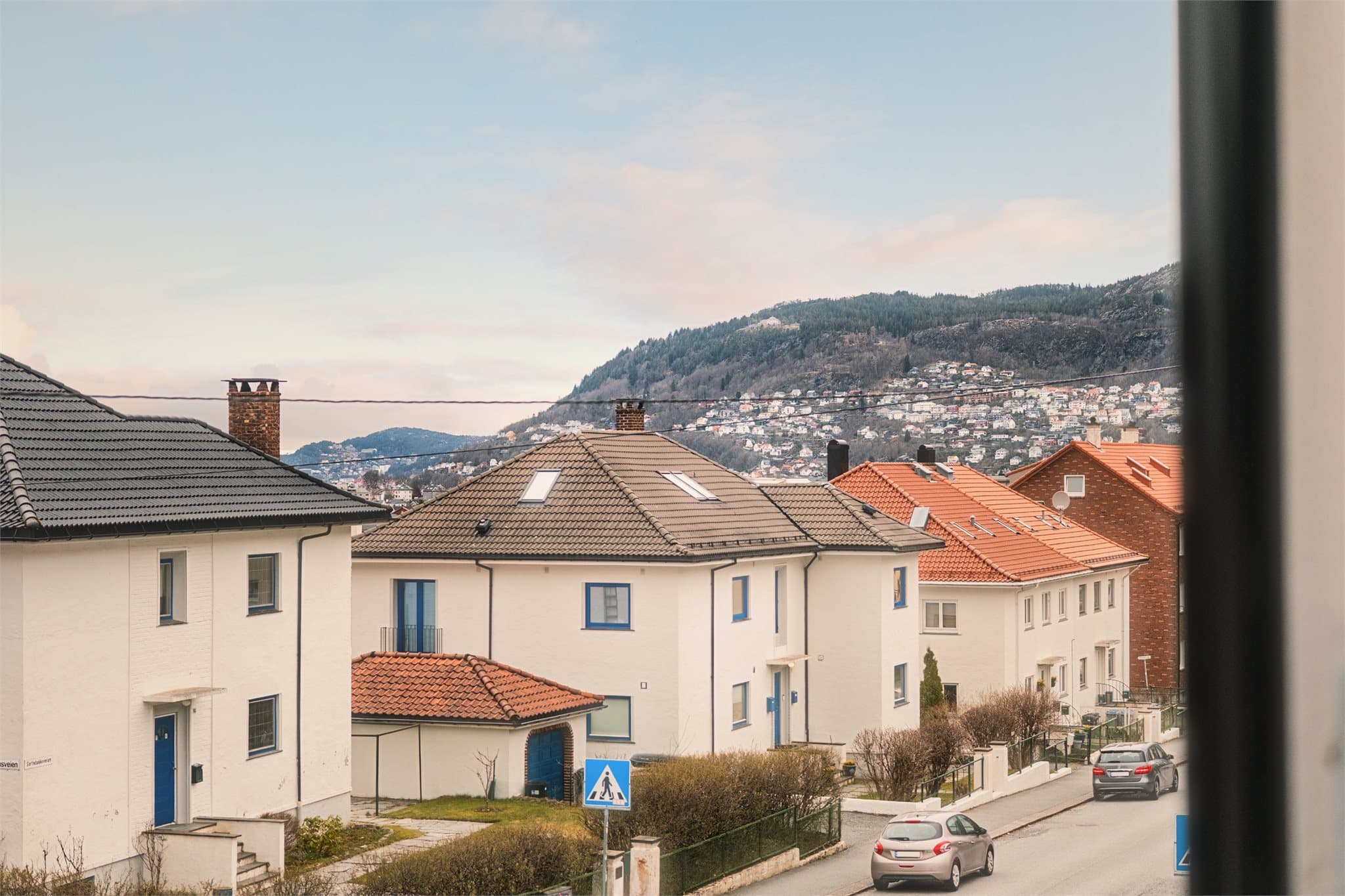 - Beliggende i et familievennlig strøk på Årstad med nærhet til "alt" hverdagen har å by på -