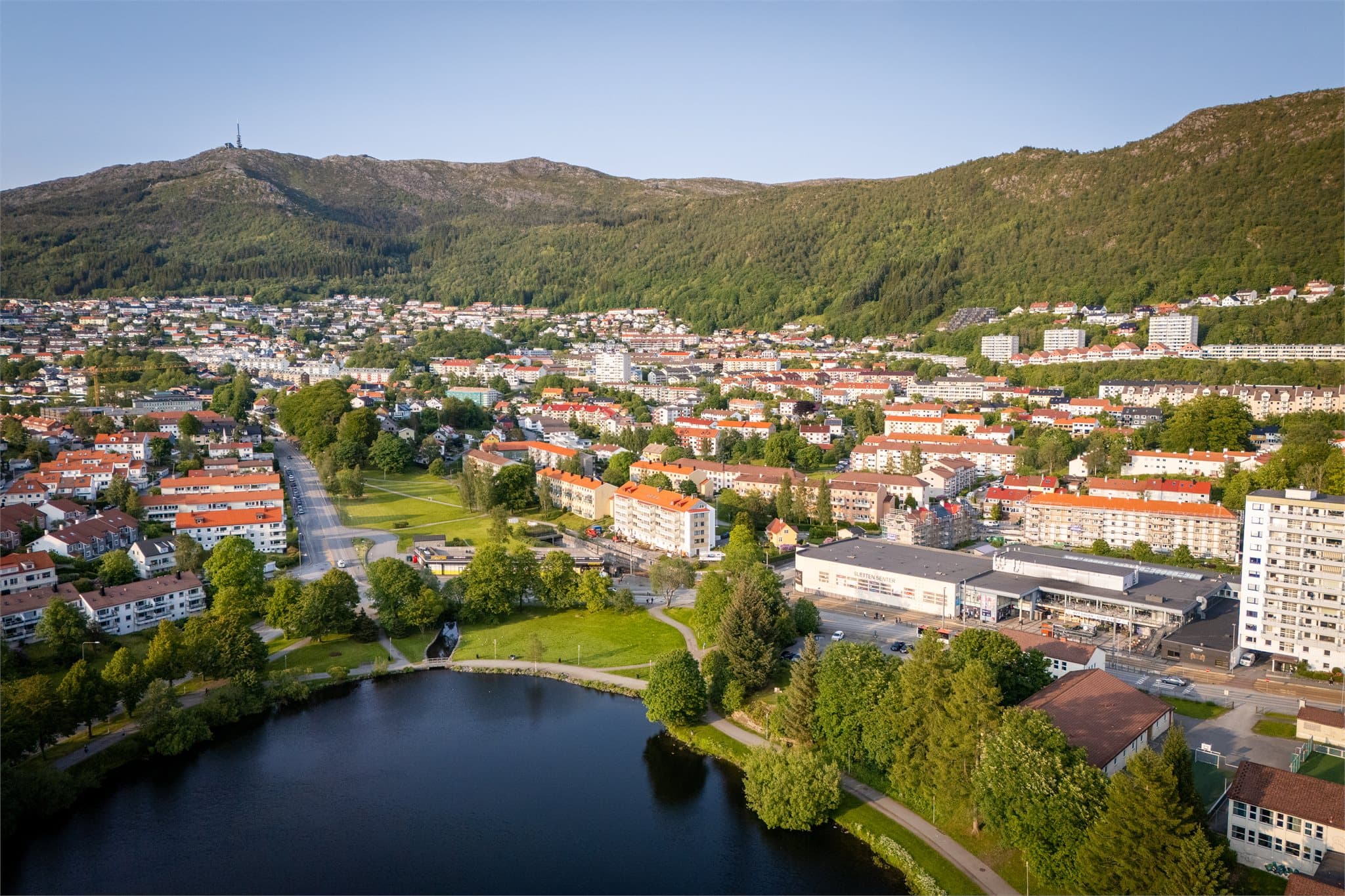 - Området byr på flotte turområder som Ulriken og Tveitevannet -