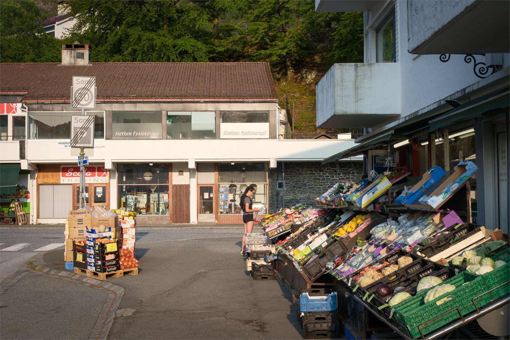 - Fra boligen er det kun 4 og 6 minutters gange til Bunnpris Sletten og Meny Sletten -