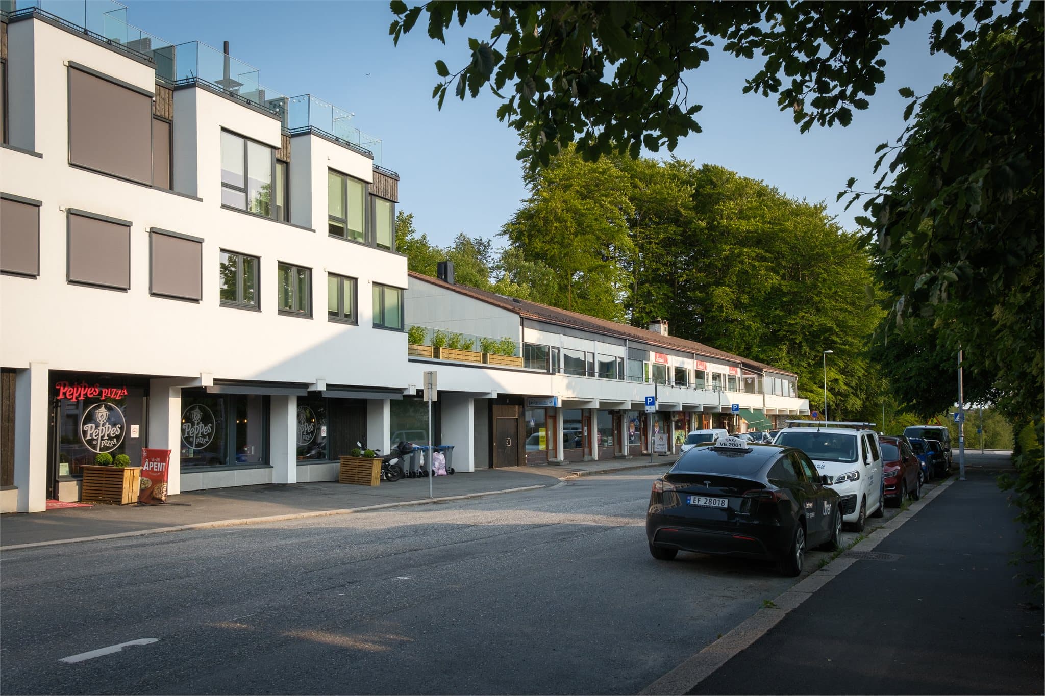 - Området byr på gode kollektivforbindelser med nærmeste bussholdeplass innen 4 minutters gange -