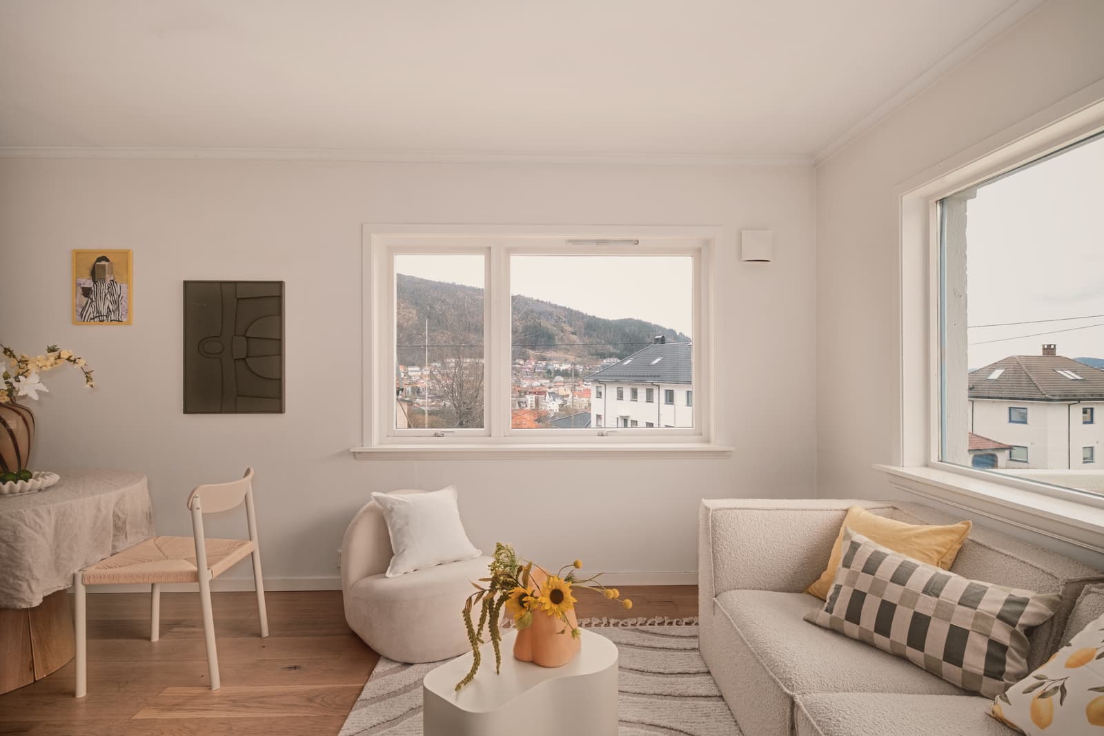 - Leiligheten har et totalt BRA-i på 62m² og inneholder stue, kjøkken, bad, to soverom og entré/gang -