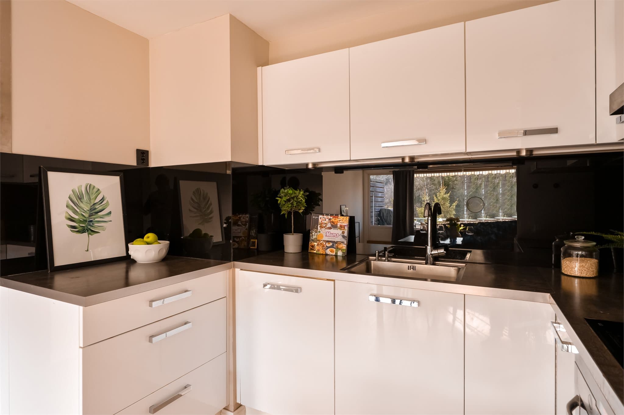 Kjøkkenet er utstyrt med opplegg for integrert oppvaskmaskin, platetopp, stekeovn og integrert kjøl- og fryseskap, samt ettgreps kjøkkenarmatur.