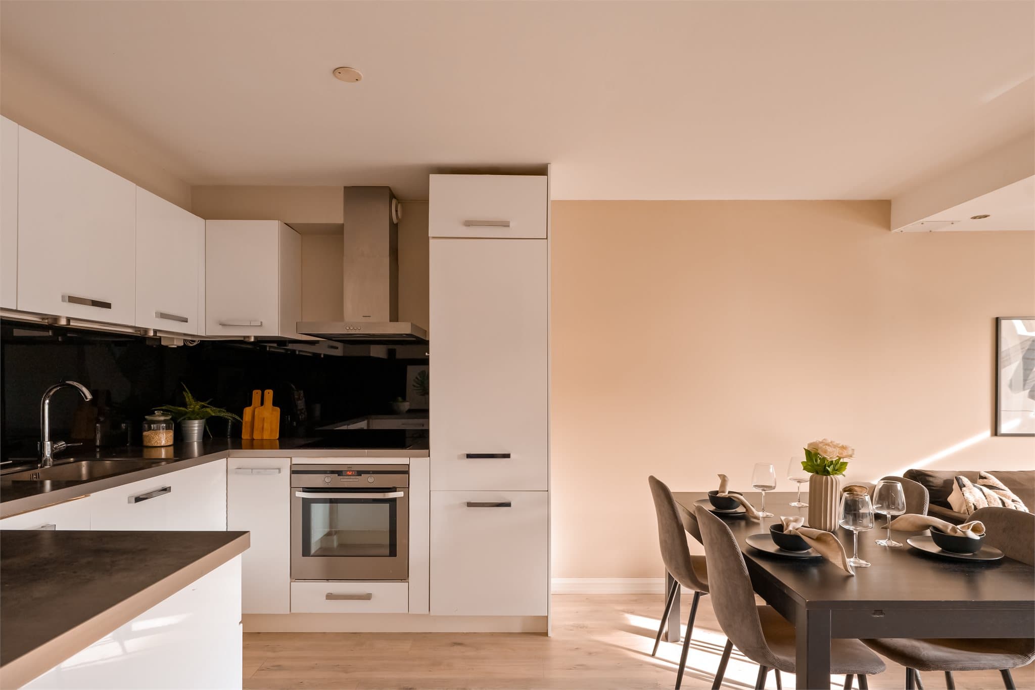 Kjøkkenet er innredet med en «Kvik» kjøkkeninnredning fra 2010 med glatte, folierte fronter som gir et moderne uttrykk.