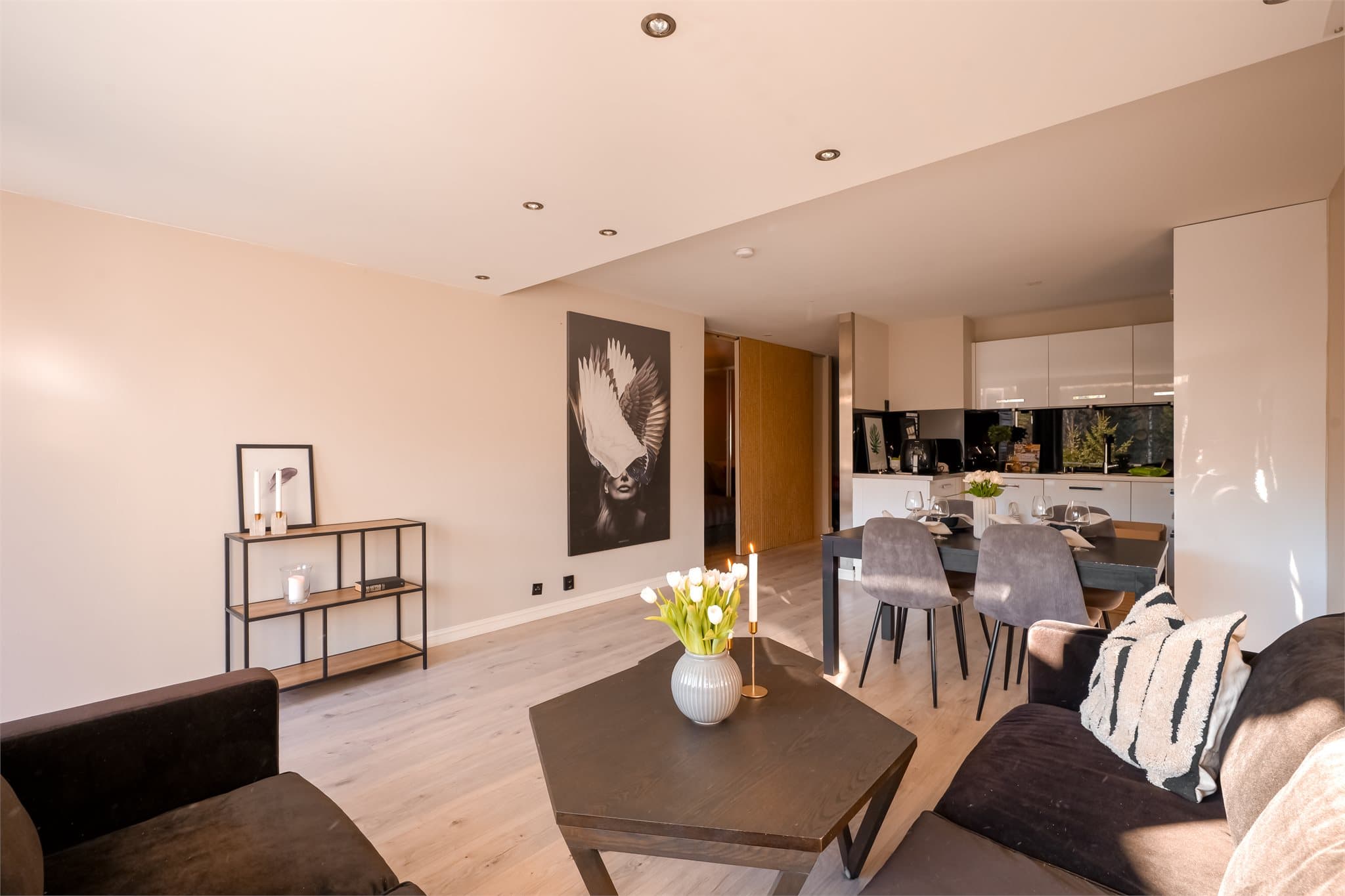 Leiligheten fikk nytt laminatgulv og spiledør til sovealkove i 2024.