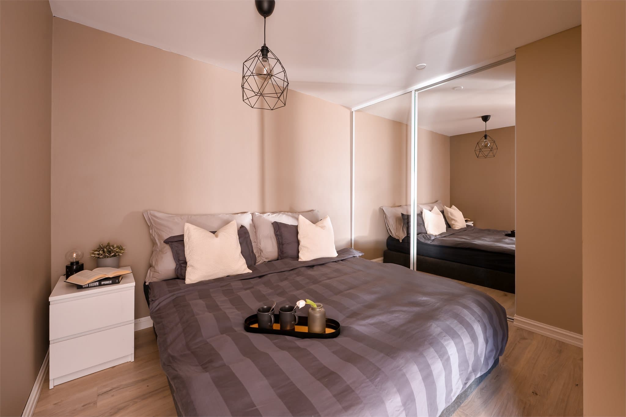 Romslig sovealkove med skyvedørsgarderobe med speilfronter.