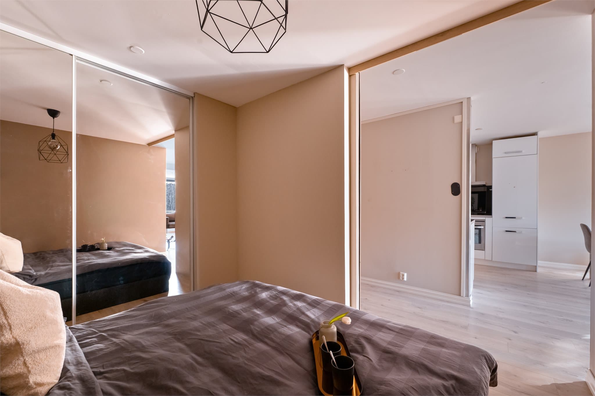 God plass til både dobbeltseng og nattbord på hver side.