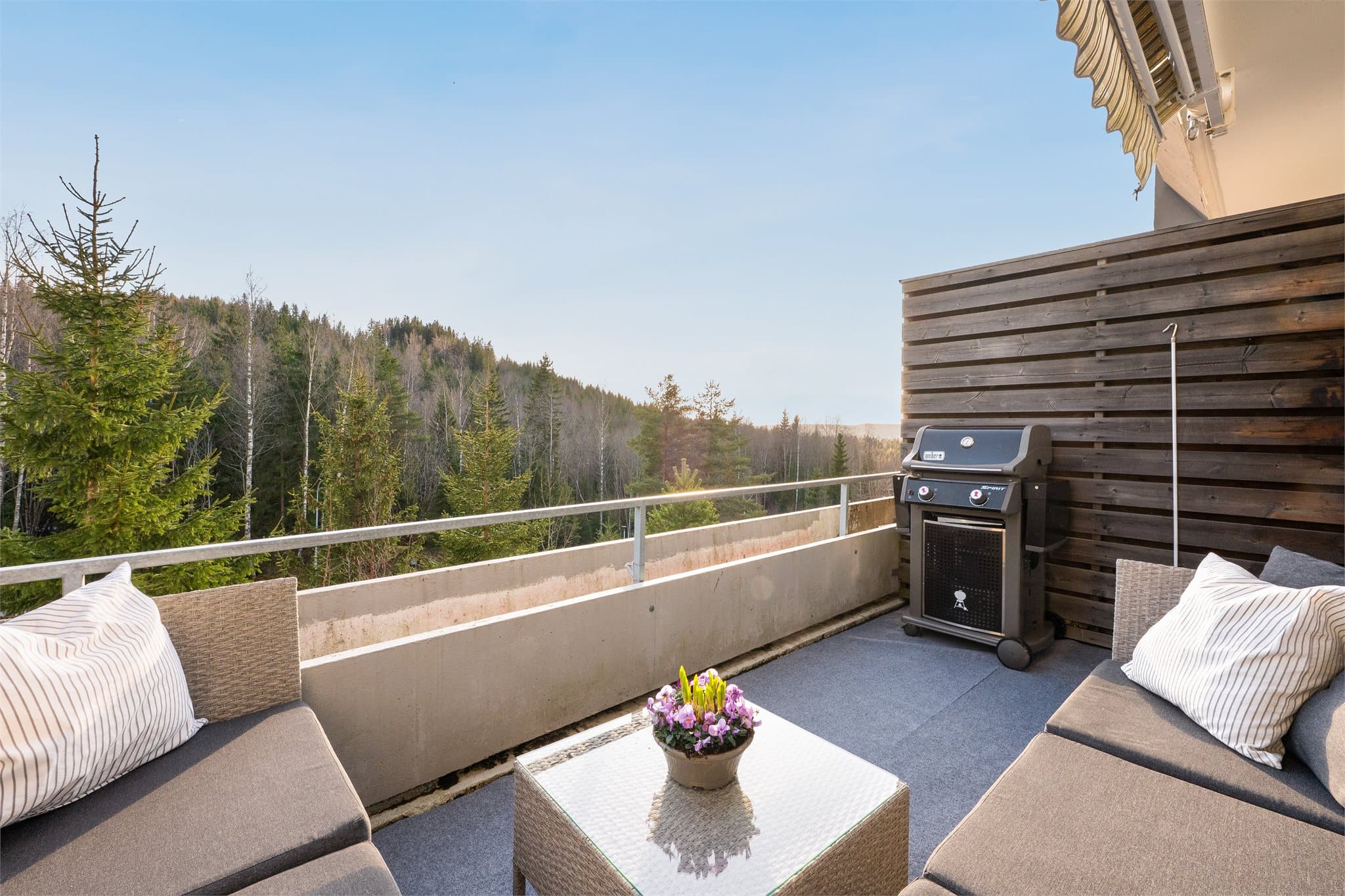 Det er også installert markise som gir gode sol- og skjermingsforhold.