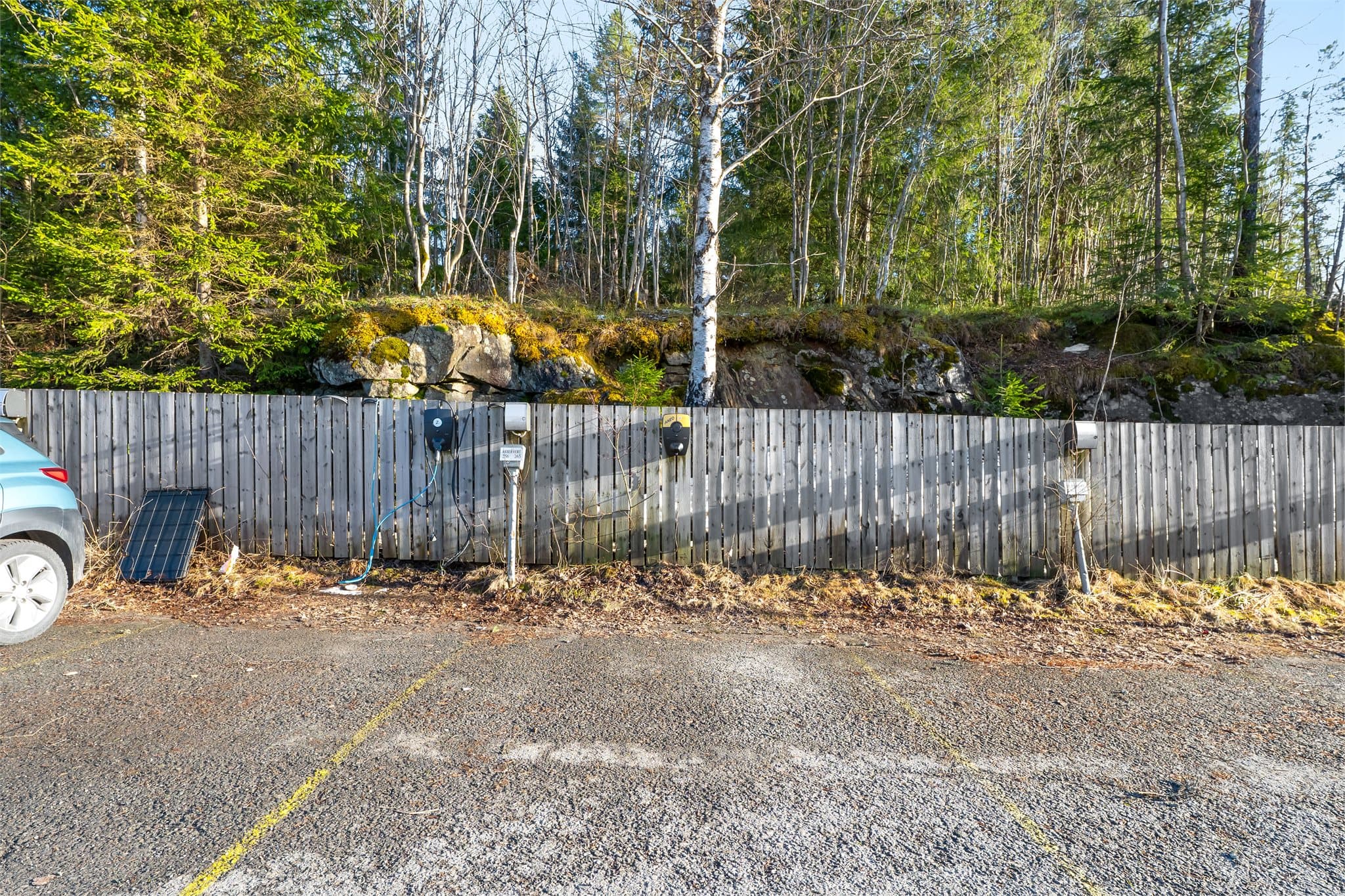 Det medfølger en utvendig parkeringsplass.