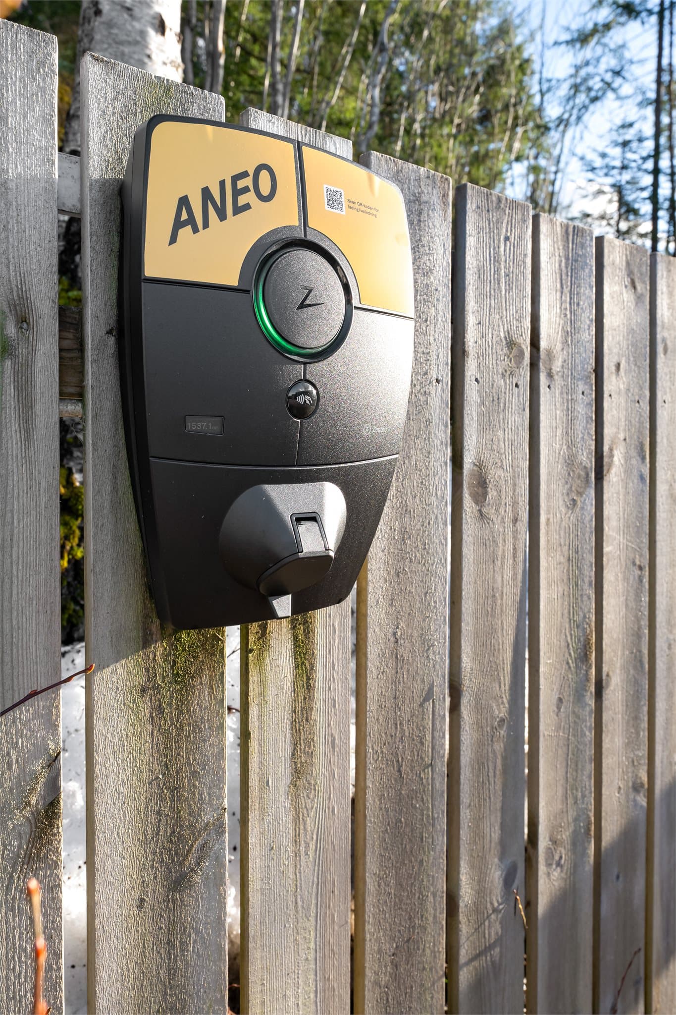 Det er montert elbil-lader på plassen.