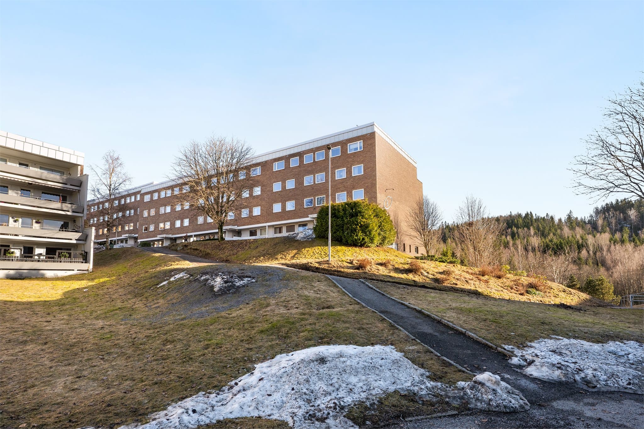 Leiligheten ligger i et etablert og familievennlig boligområde i Blystadlia i Rælingen kommune. Her bor du i nærhet til turstier, dagligvarebutikk og bussholdeplass.