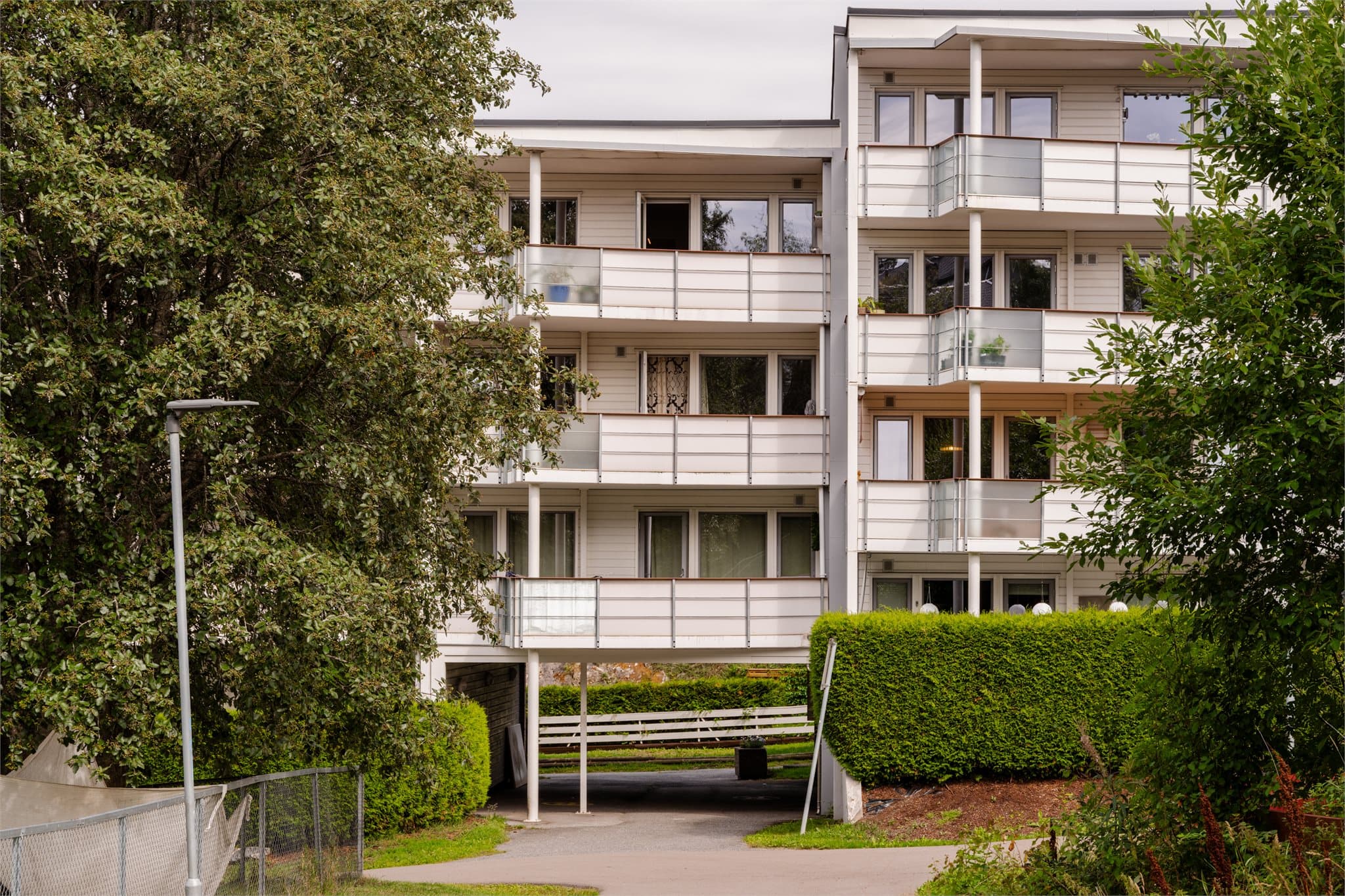 Dette er et veletablert og ettertraktet boligområde som kombinerer rolige, grønne omgivelser med nærhet til både servicetilbud og gode kommunikasjonsmuligheter.