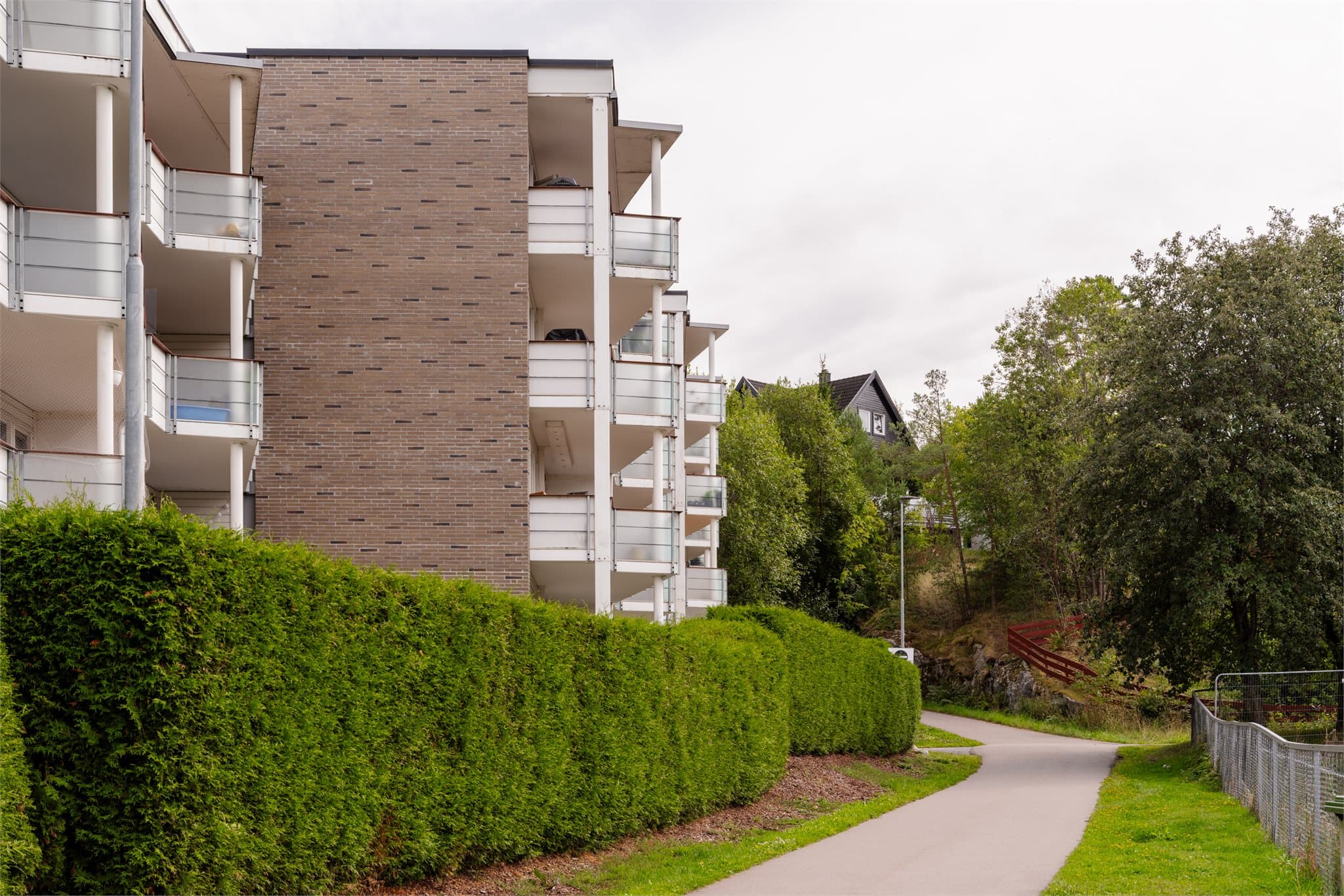 Eiendommen har en familievennlig beliggenhet med trygge gang- og sykkelveier.