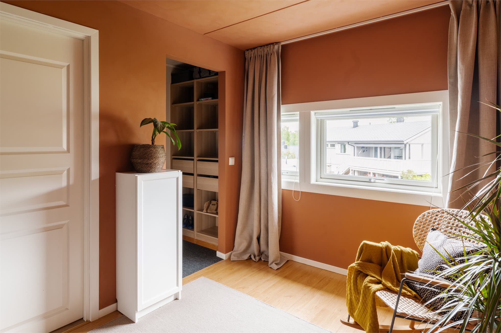 Soverommet har en praktisk walk-in løsning.