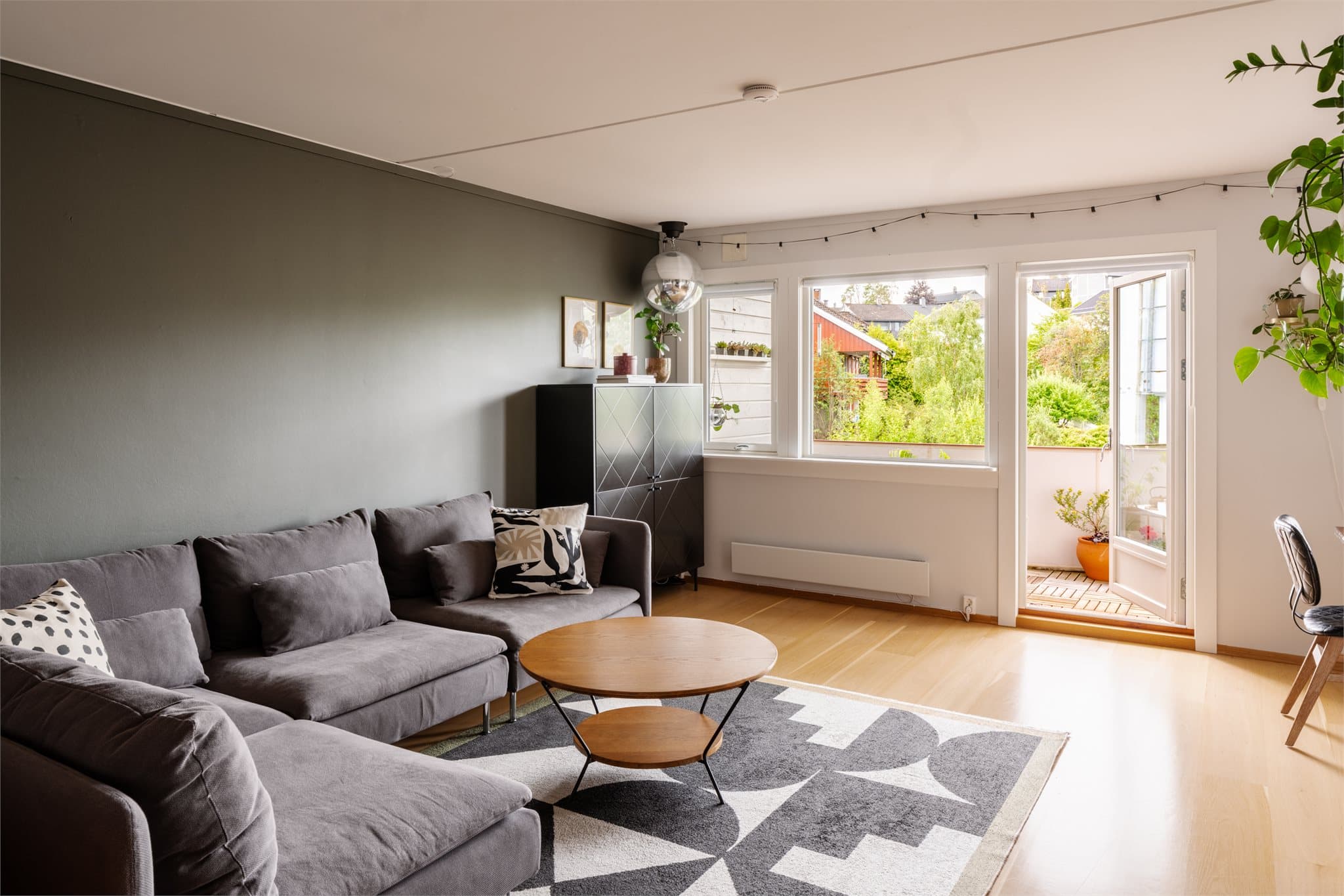Leiligheten har en gjennomgående planløsning, moderne kjøkken og en herlig vestvendt balkong.