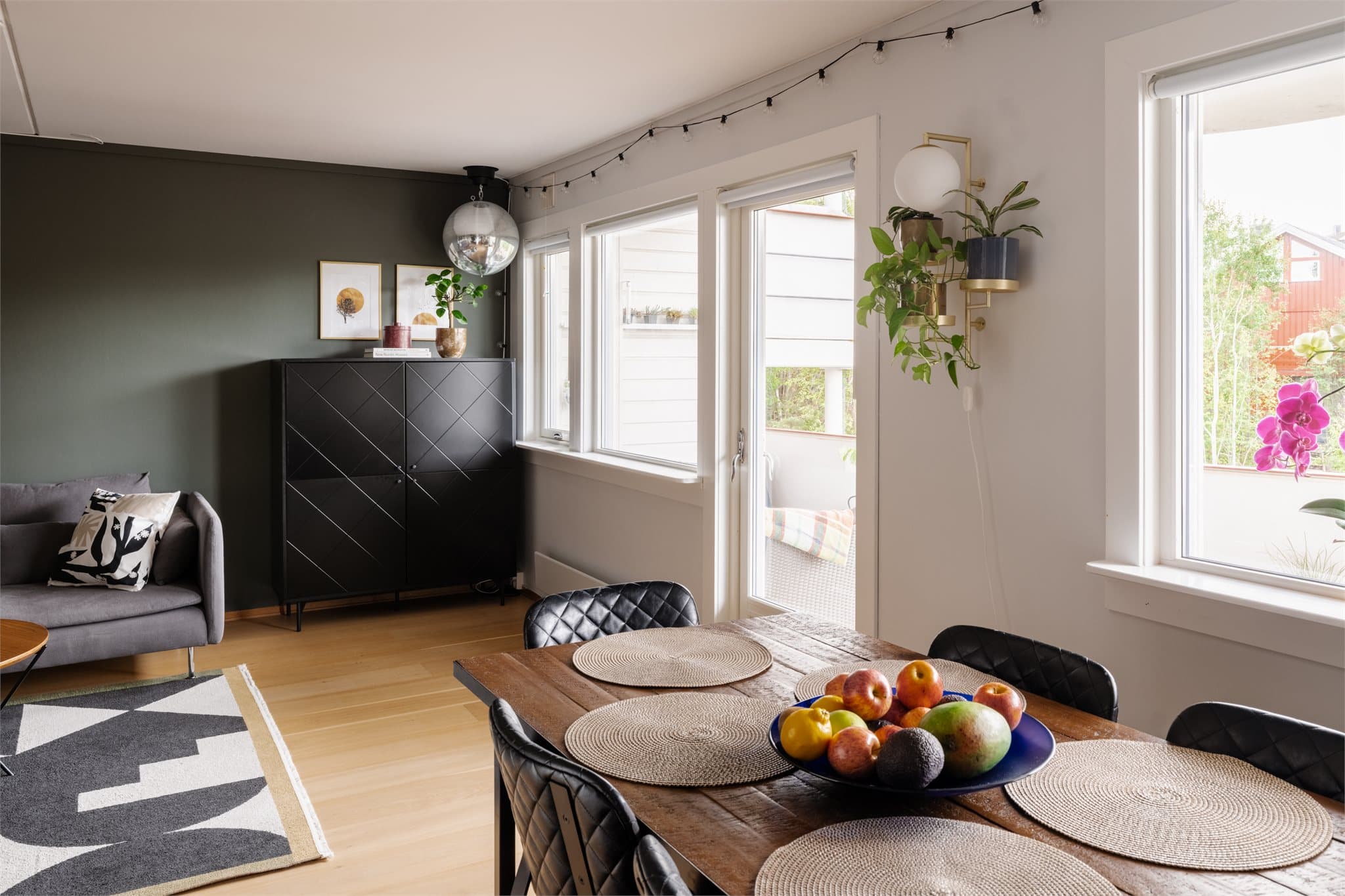 Det er god plass til et langbord mellom stuen og kjøkkenet.