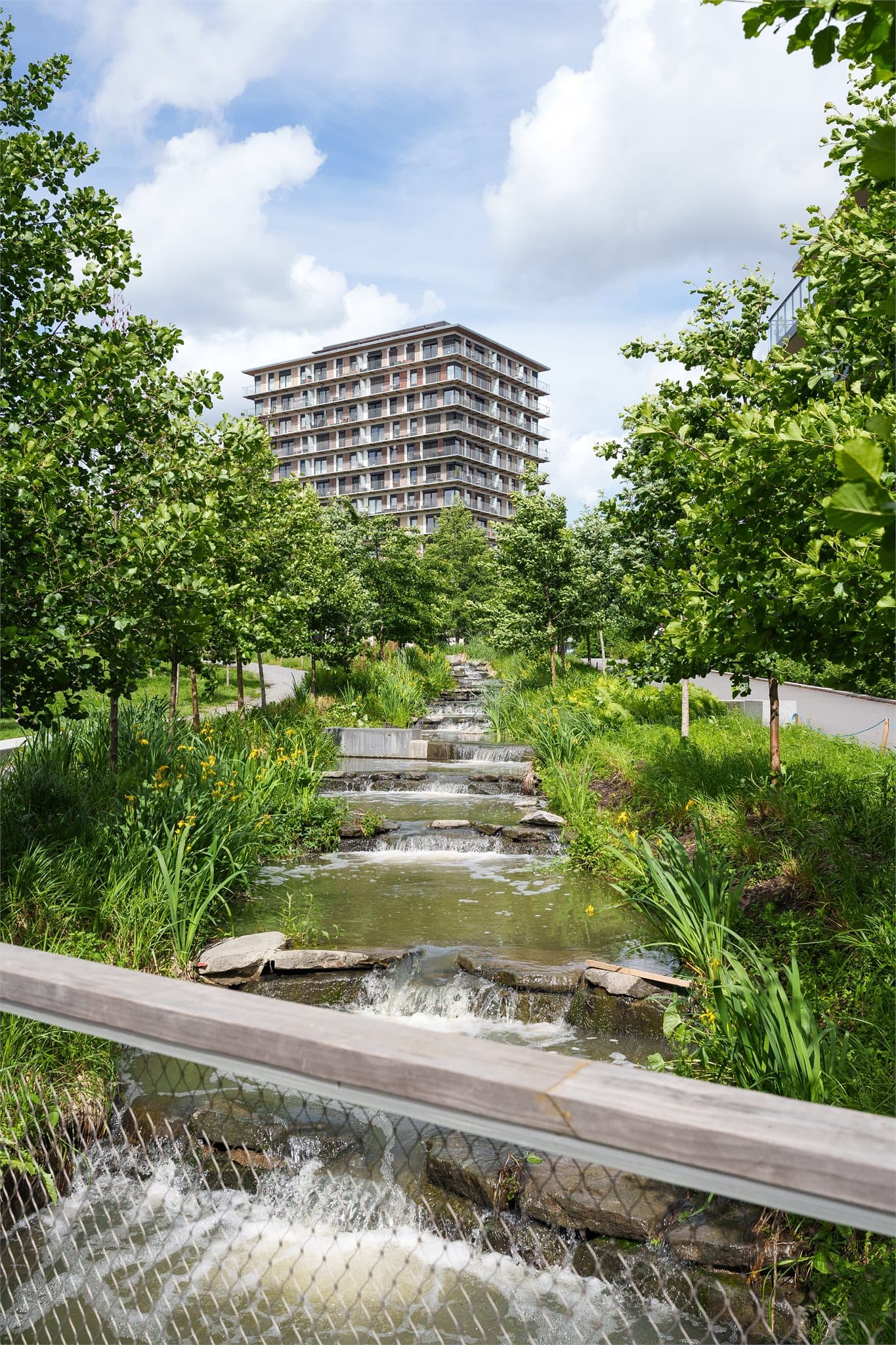 Hovinbekken er gjenåpnet gjennom området og skaper et hyggelig bekkeløp med turstier.