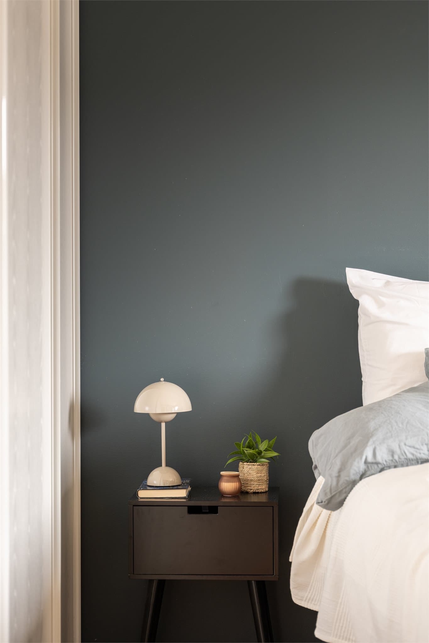 Detaljene og fargevalgene bidrar til rommets rolige uttrykk.