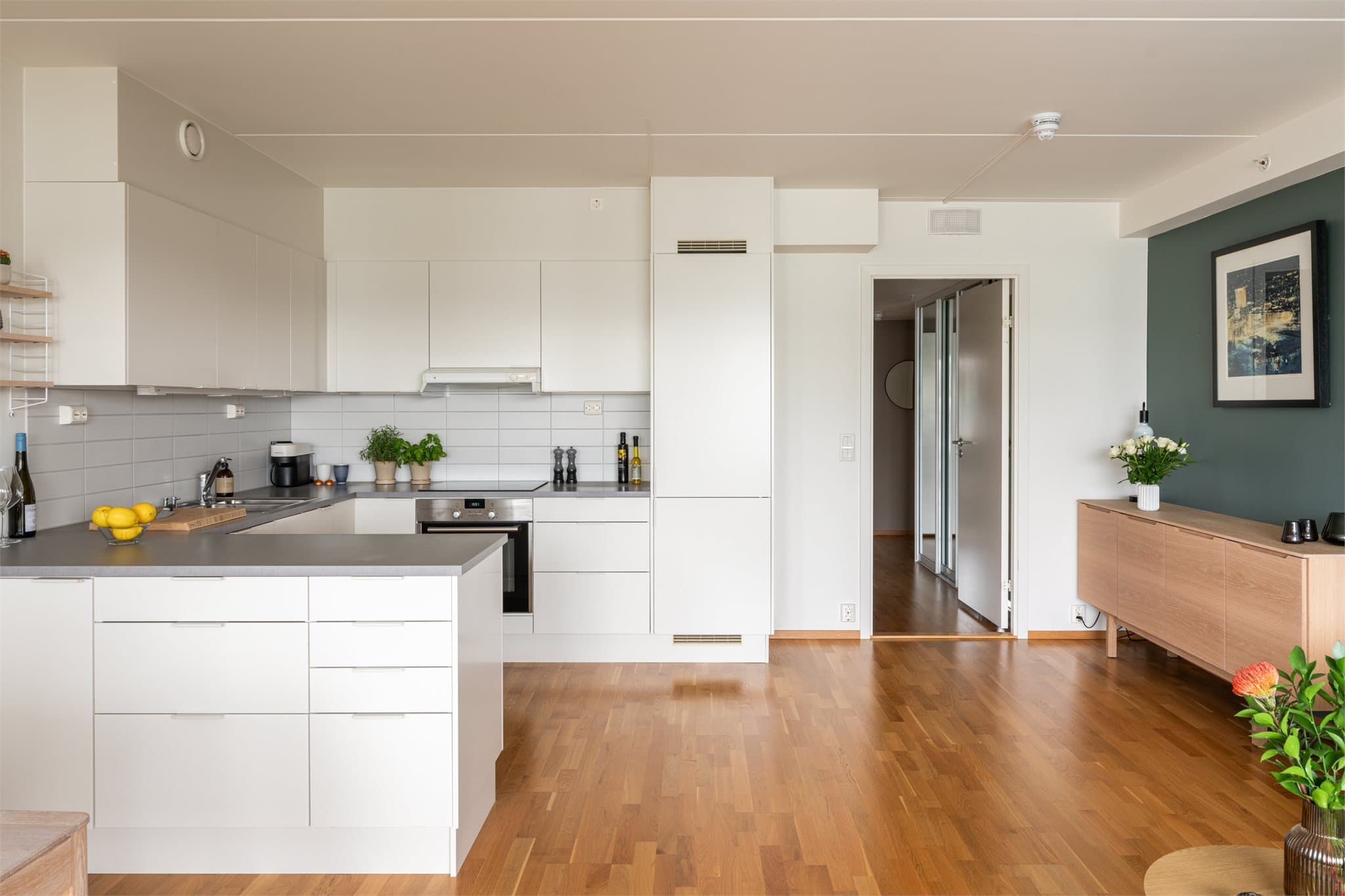 Kjøkkenet er praktisk utformet med god benke- og skapplass.