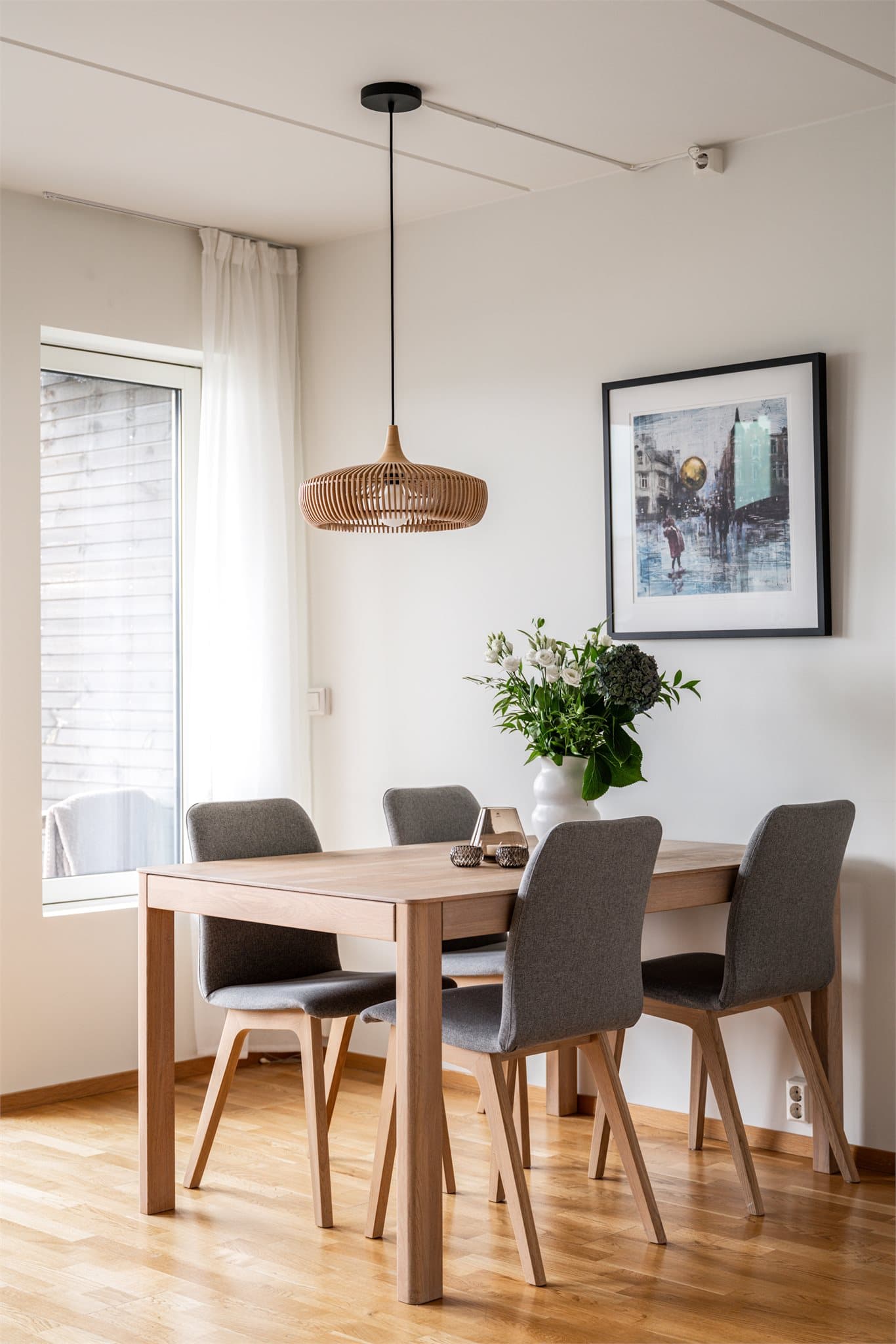 Her er det god plass til et spisebord for hyggelige måltider.