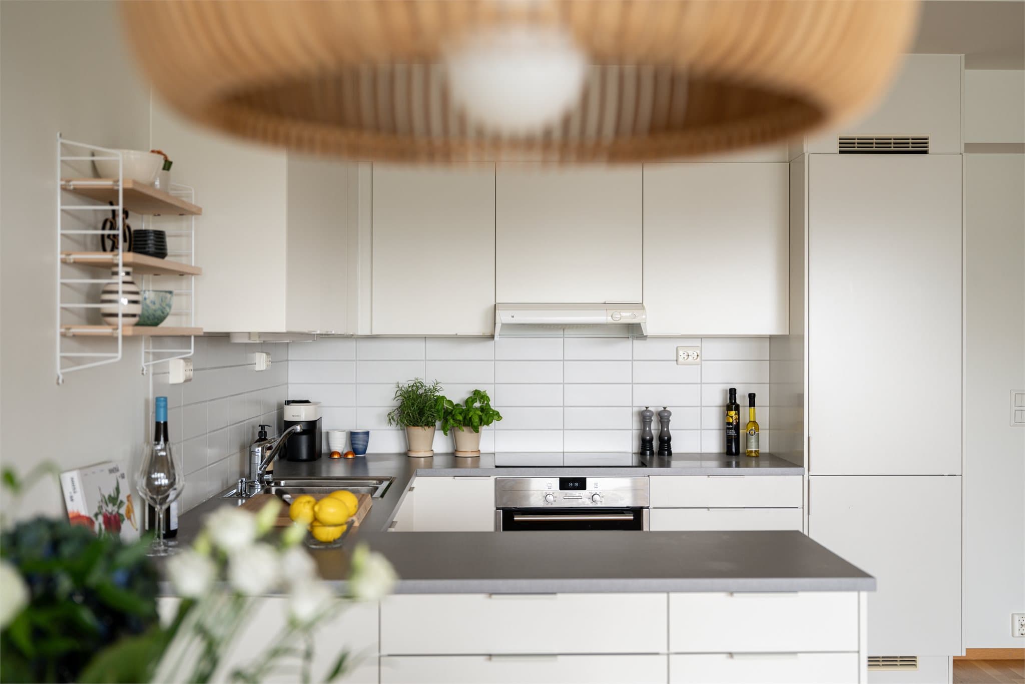 Her er det nedfelt koketopp, stekeovn og god belysning over arbeidsbenken.