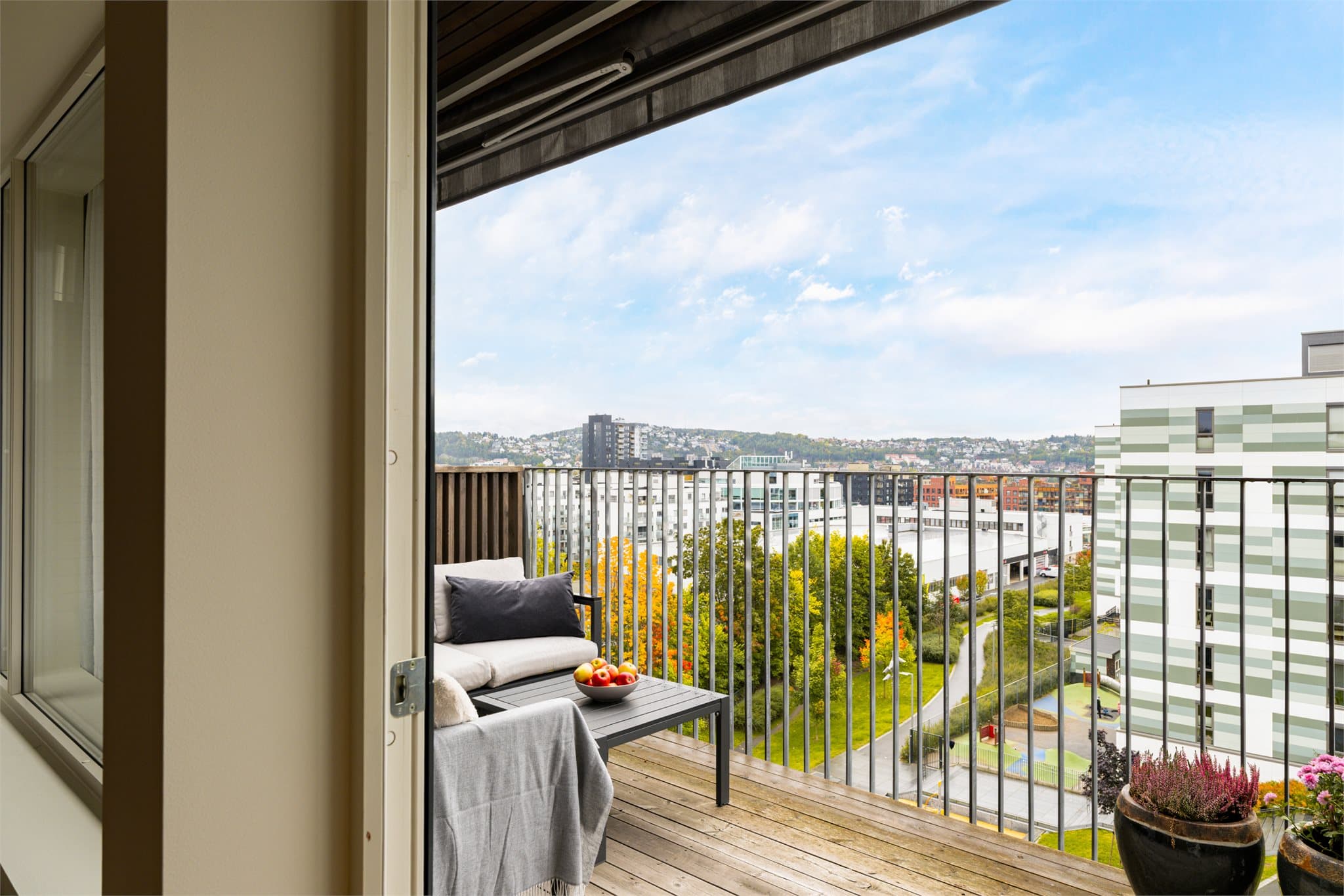 Utsyn fra innsiden mot det luftige uterommet.