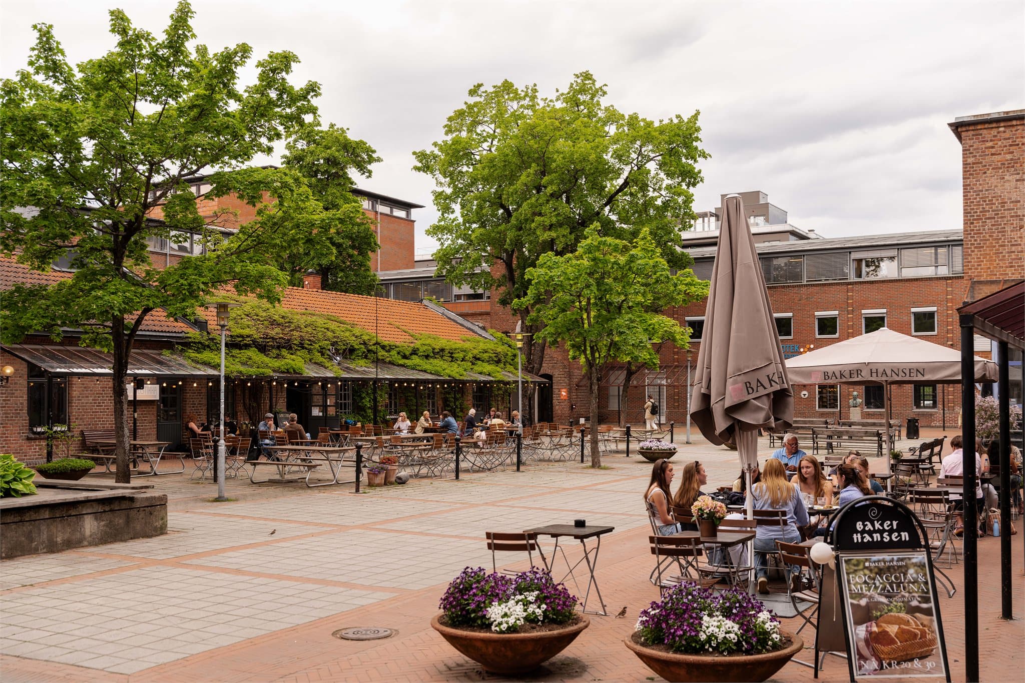 Like i nærheten ligger Fyrstikktorget, et populært nærområde med dagligvarebutikk, treningssenter, serveringssteder og et bredt utvalg av servicetilbud.