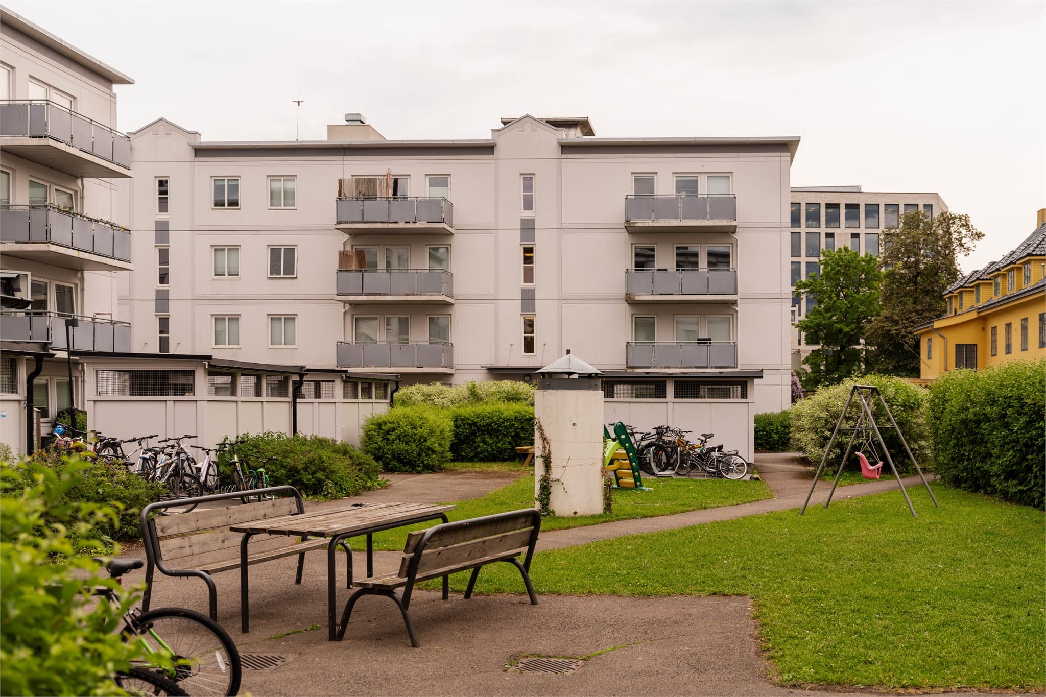 Like utenfor døren ligger flotte grøntområder, samtidig som det er kort vei til butikker, servicetilbud og andre hverdagsfasiliteter.