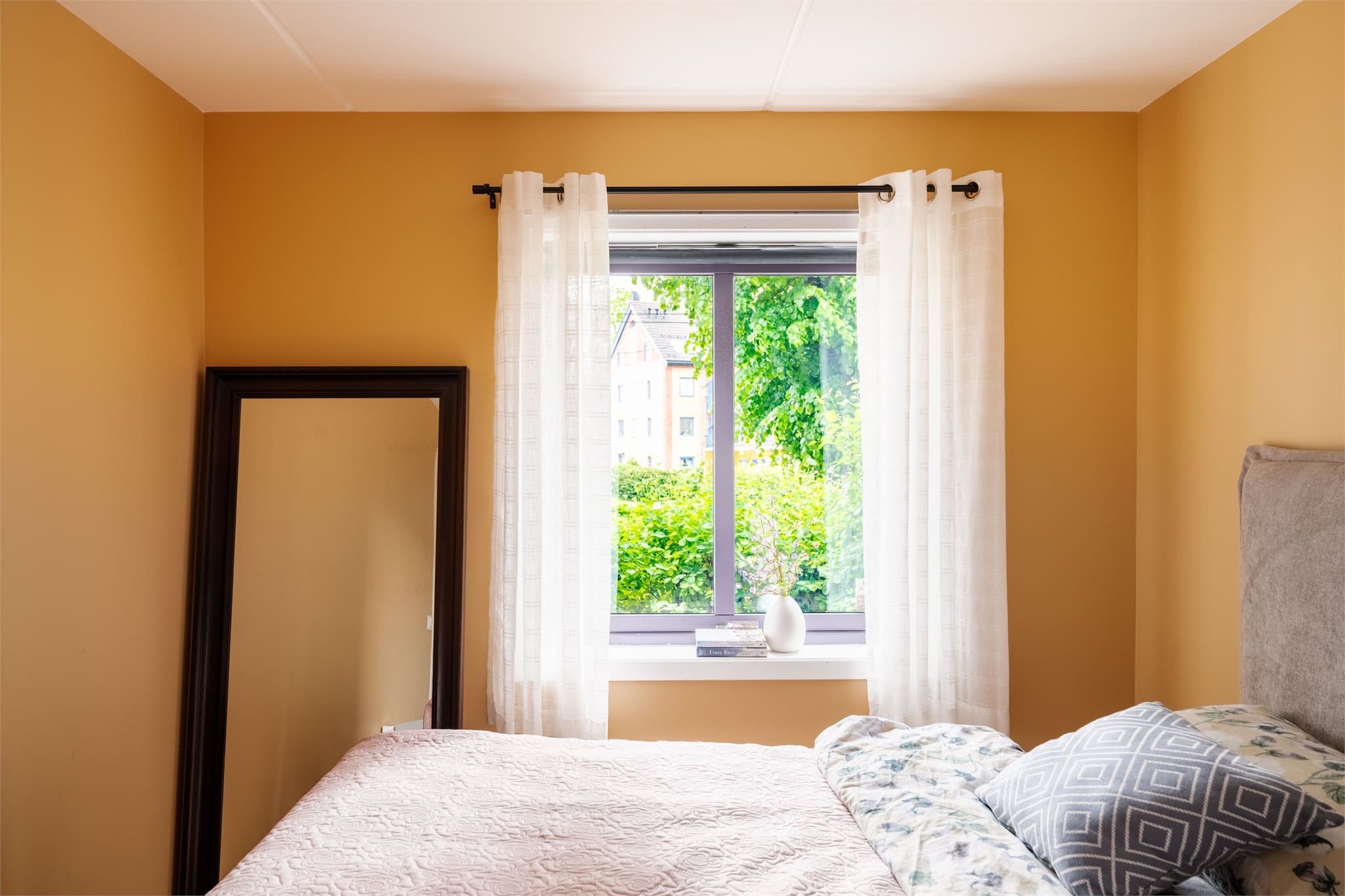 Det store vinduet slipper inn rikelig med naturlig lys og gir gode muligheter for lufting.