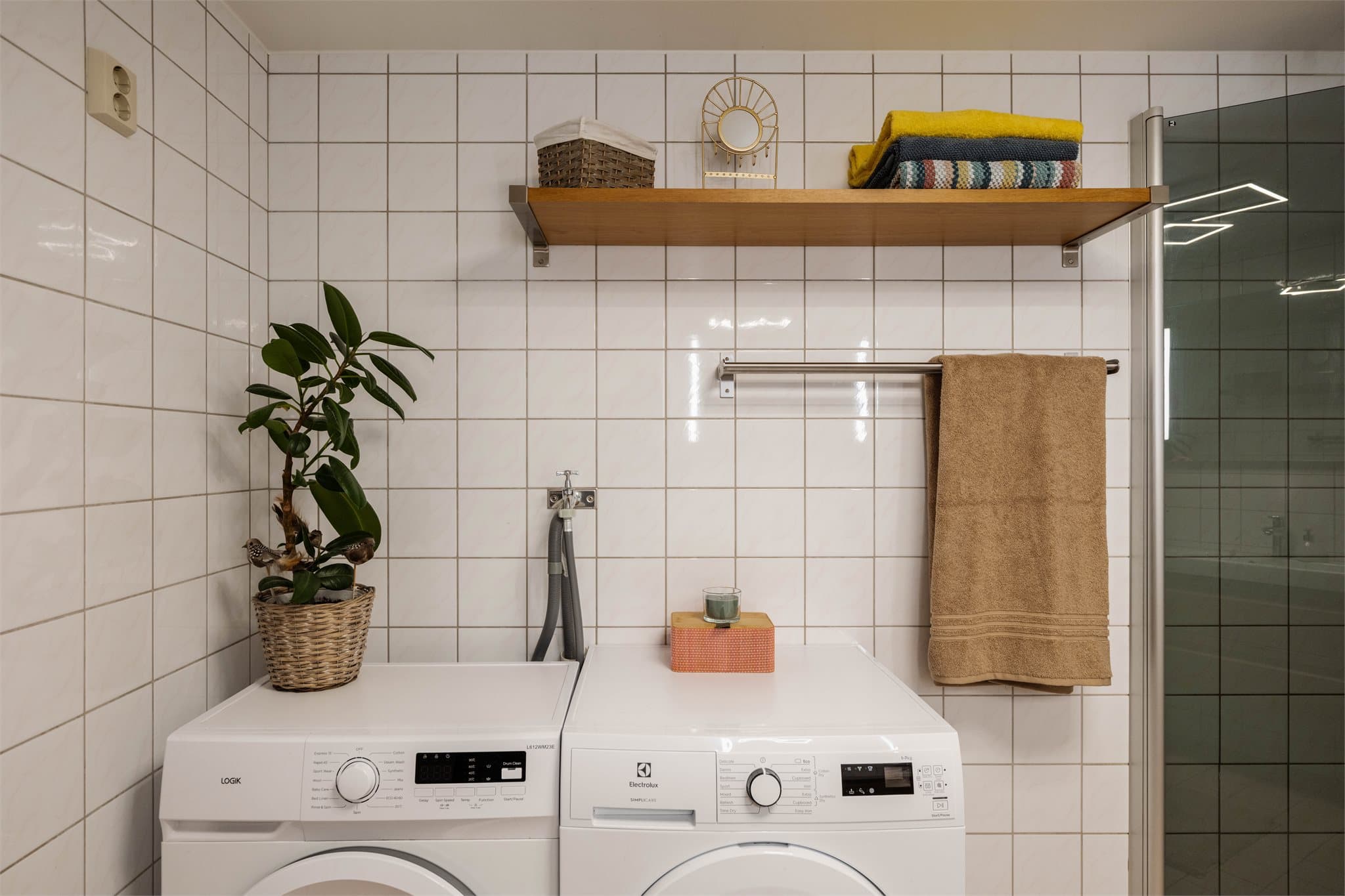 Her er det opplegg for vaskemaskin og tørketrommel, som gir en praktisk vaskesone.