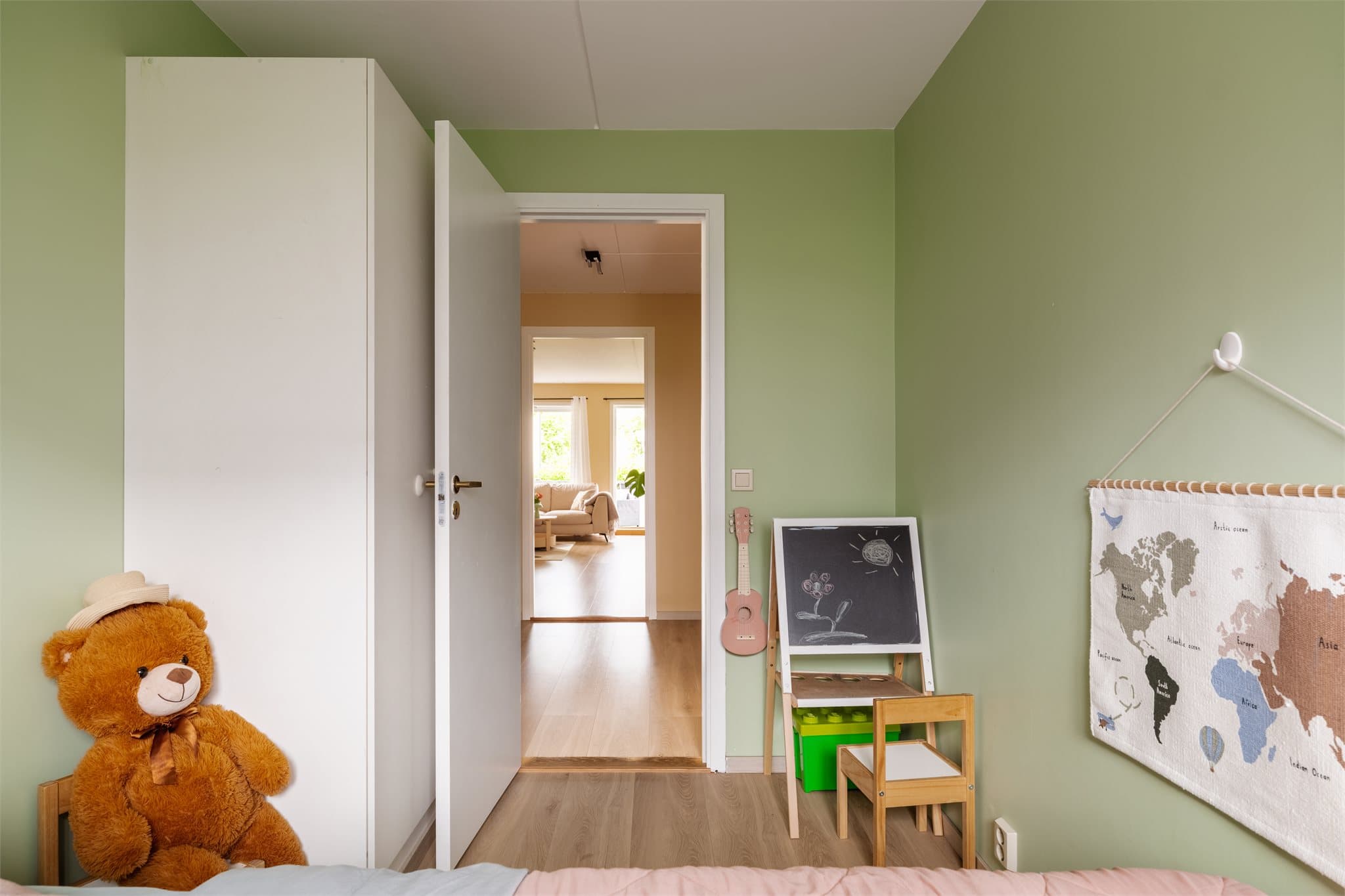 Rommet egner seg godt som gjesterom, hjemmekontor eller barnerom, og har også plass til garderobeskap eller annet ønsket møblement.