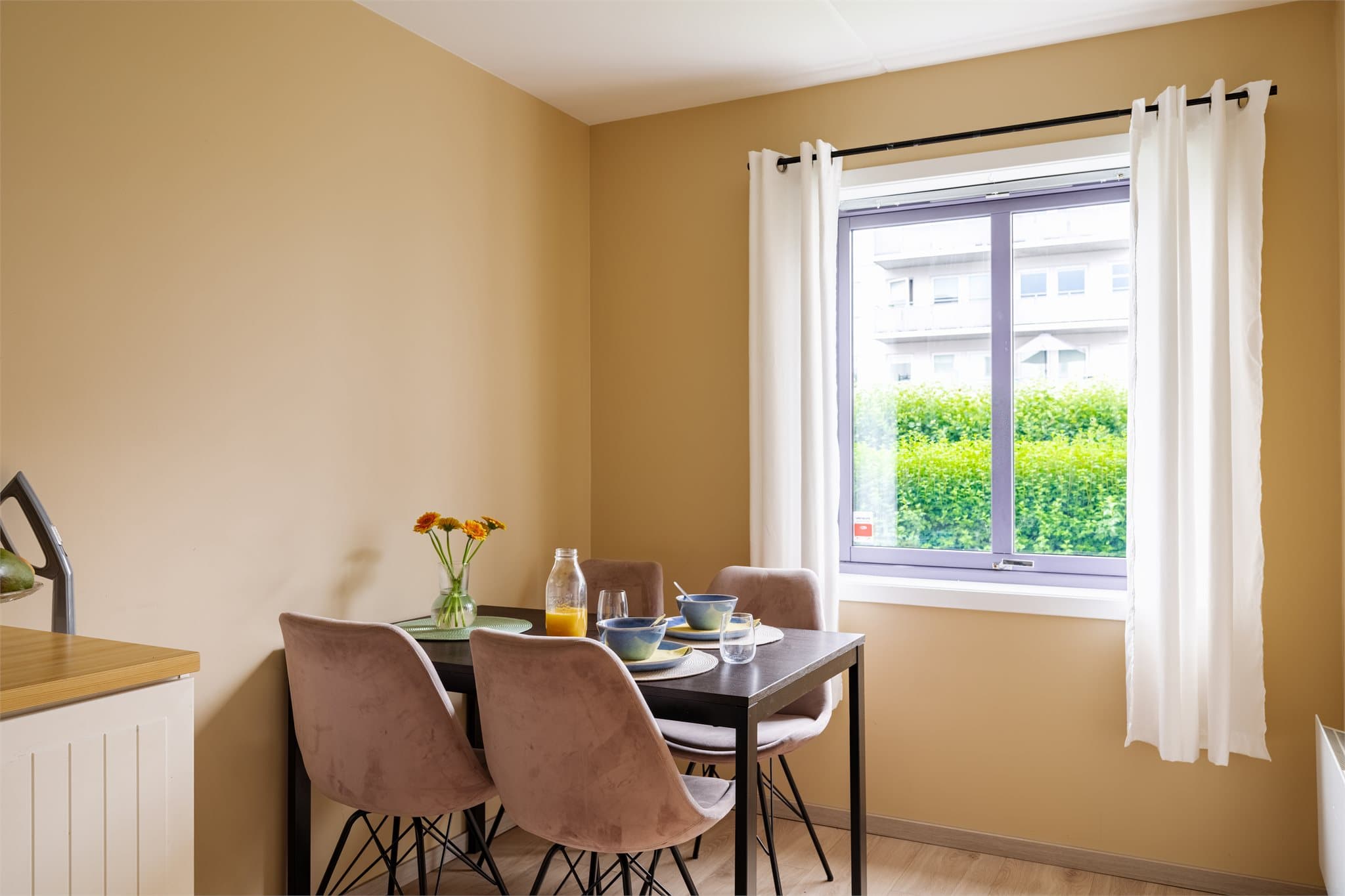 Ved vinduet er det plass til et hyggelig frokostbord, et perfekt sted for morgenkaffen.