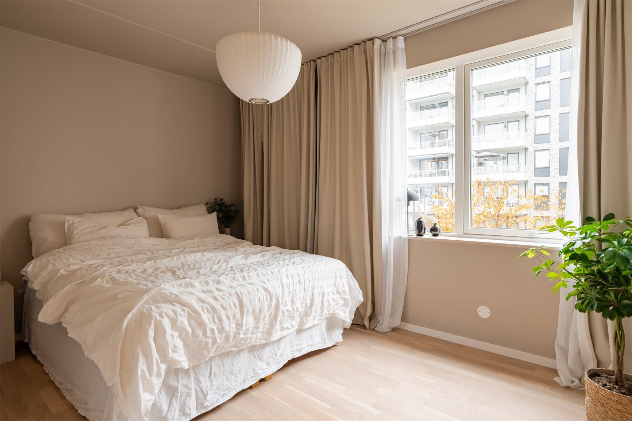 Stort og lunt hovedsoverom med plass til dobbeltseng og tilhørende nattbord