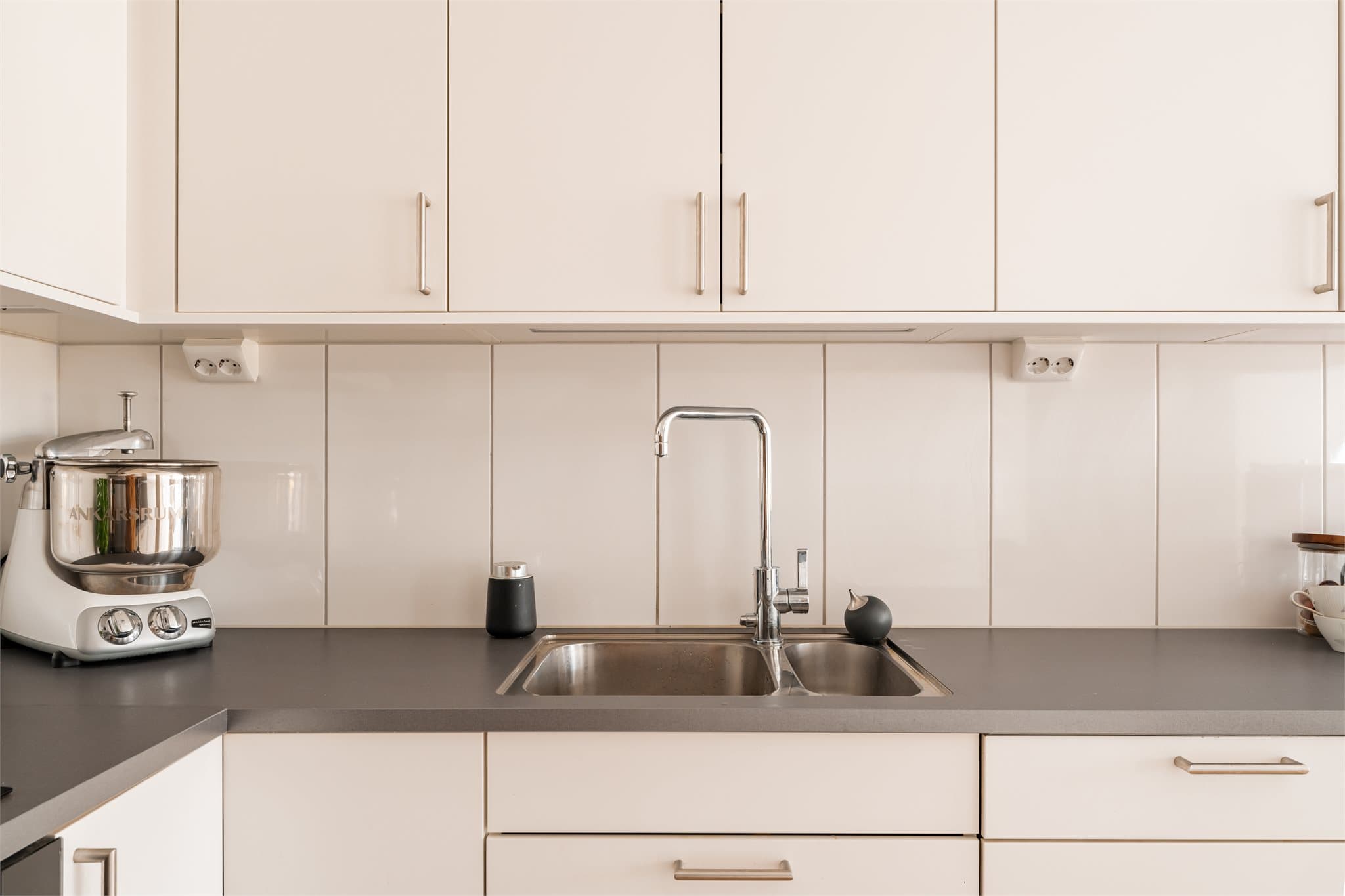 Aquastop/lekkasjevarsler med sensorer og magnetventil er installert.