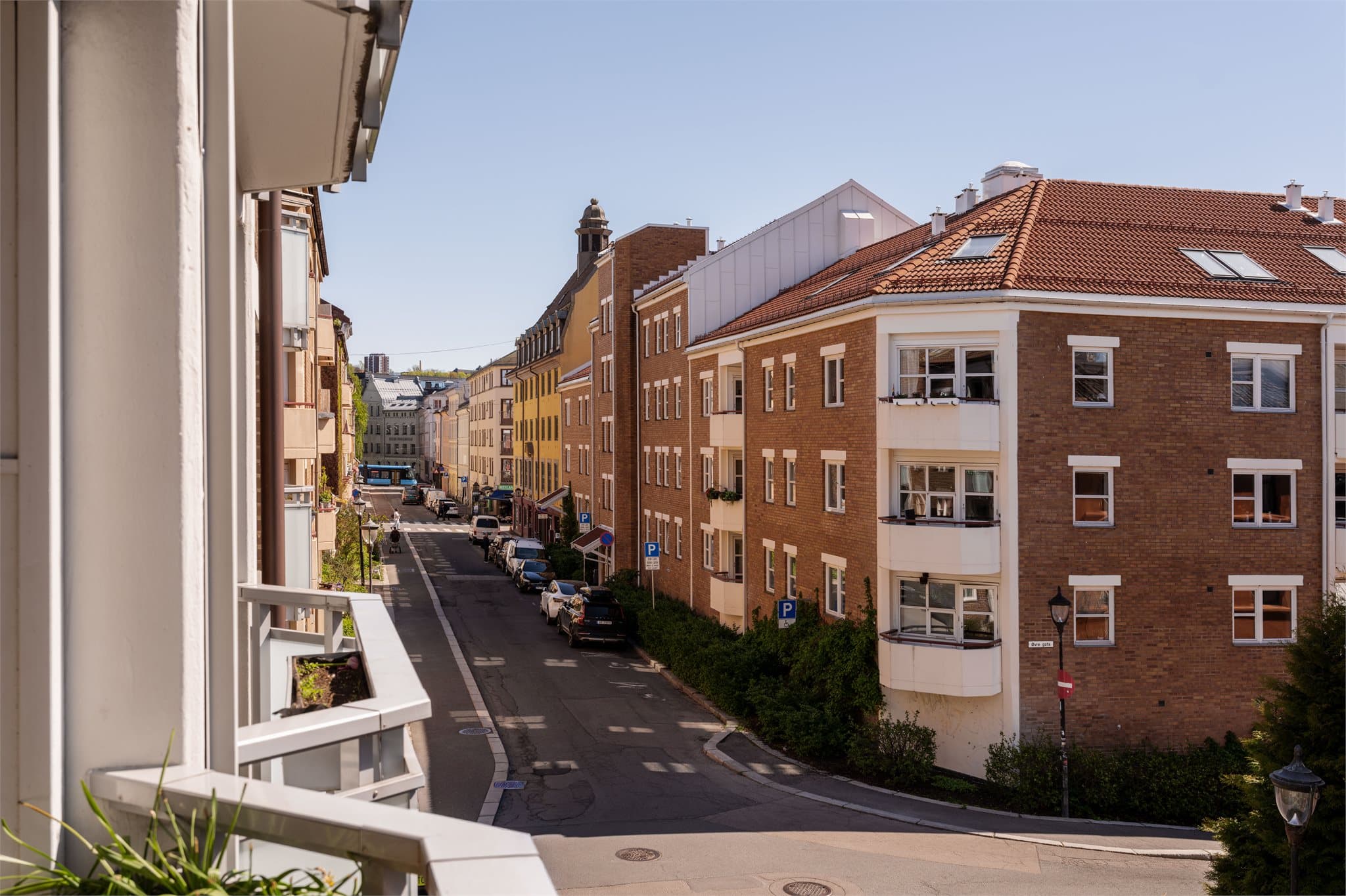 Beliggenheten i en rolig og lite trafikkert gate gir en tilbaketrukket atmosfære midt i byen.