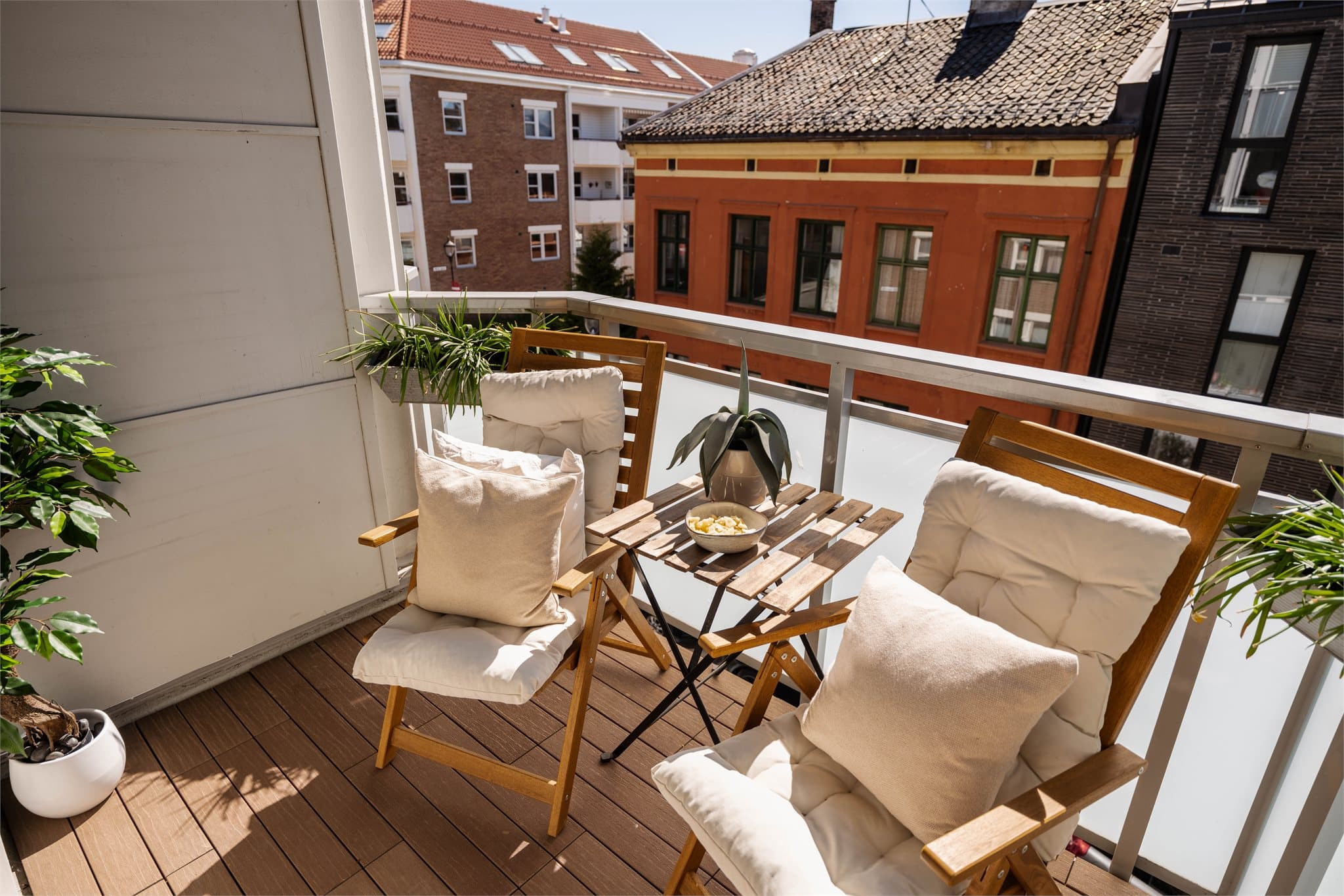 Leiligheten har en sydvendt og solrik balkong på ca. 4,5 m² med plass til en hyggelig sittegruppe.