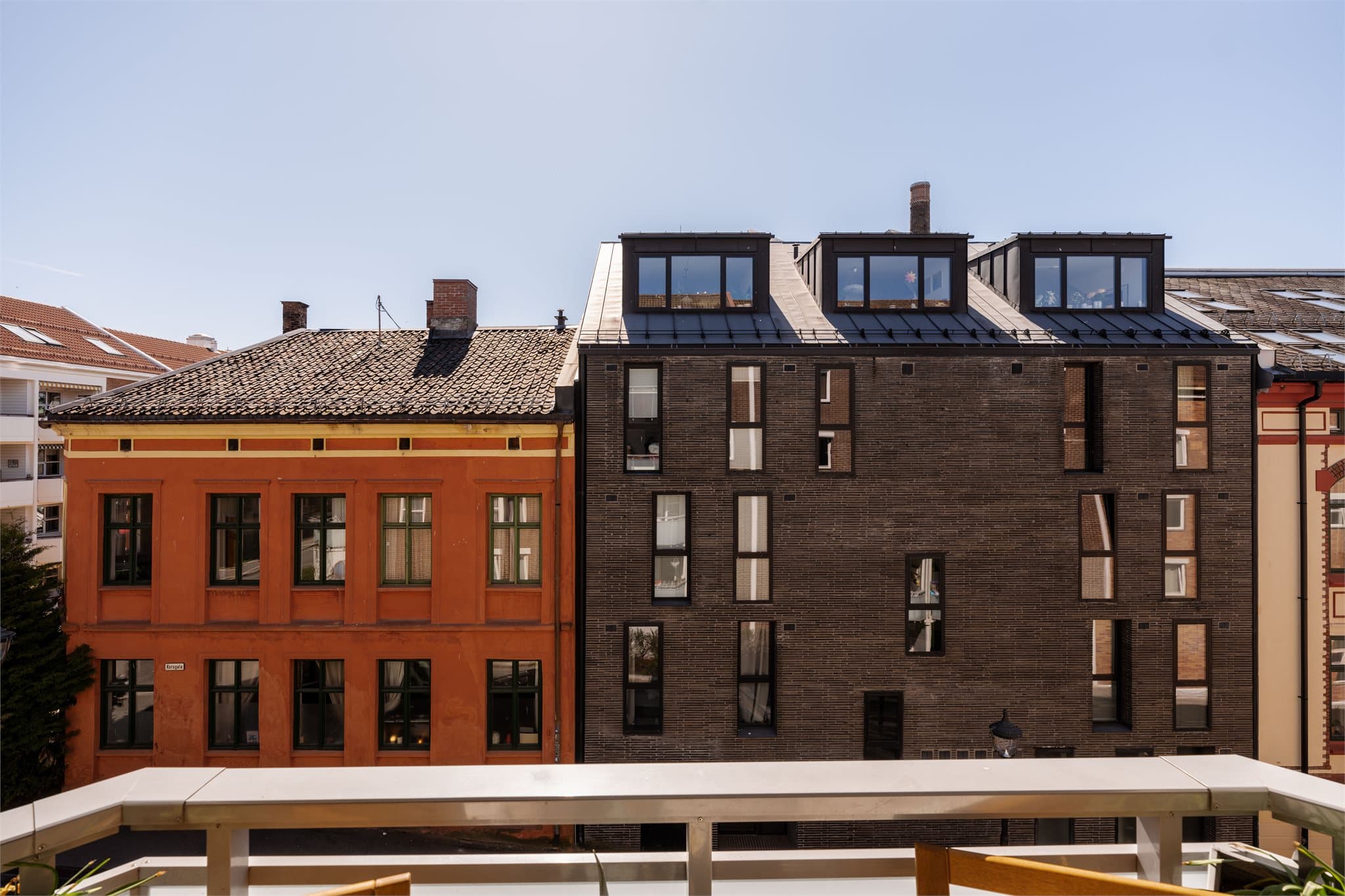 Utsyn mot en blanding av klassisk og moderne bygårdsarkitektur som preger Grünerløkka.