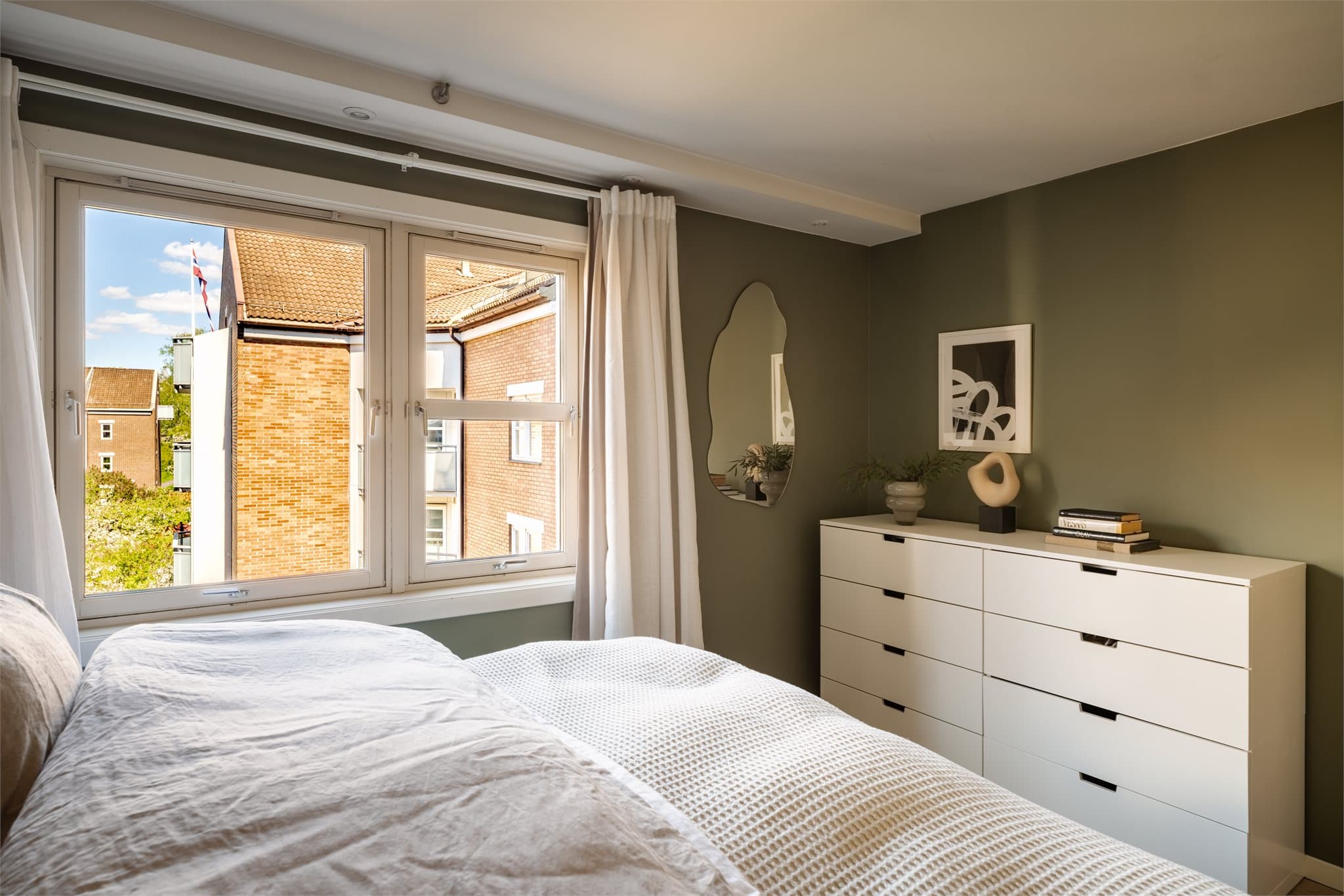 Rommet har plass til dobbeltseng, nattbord og garderobeløsning.