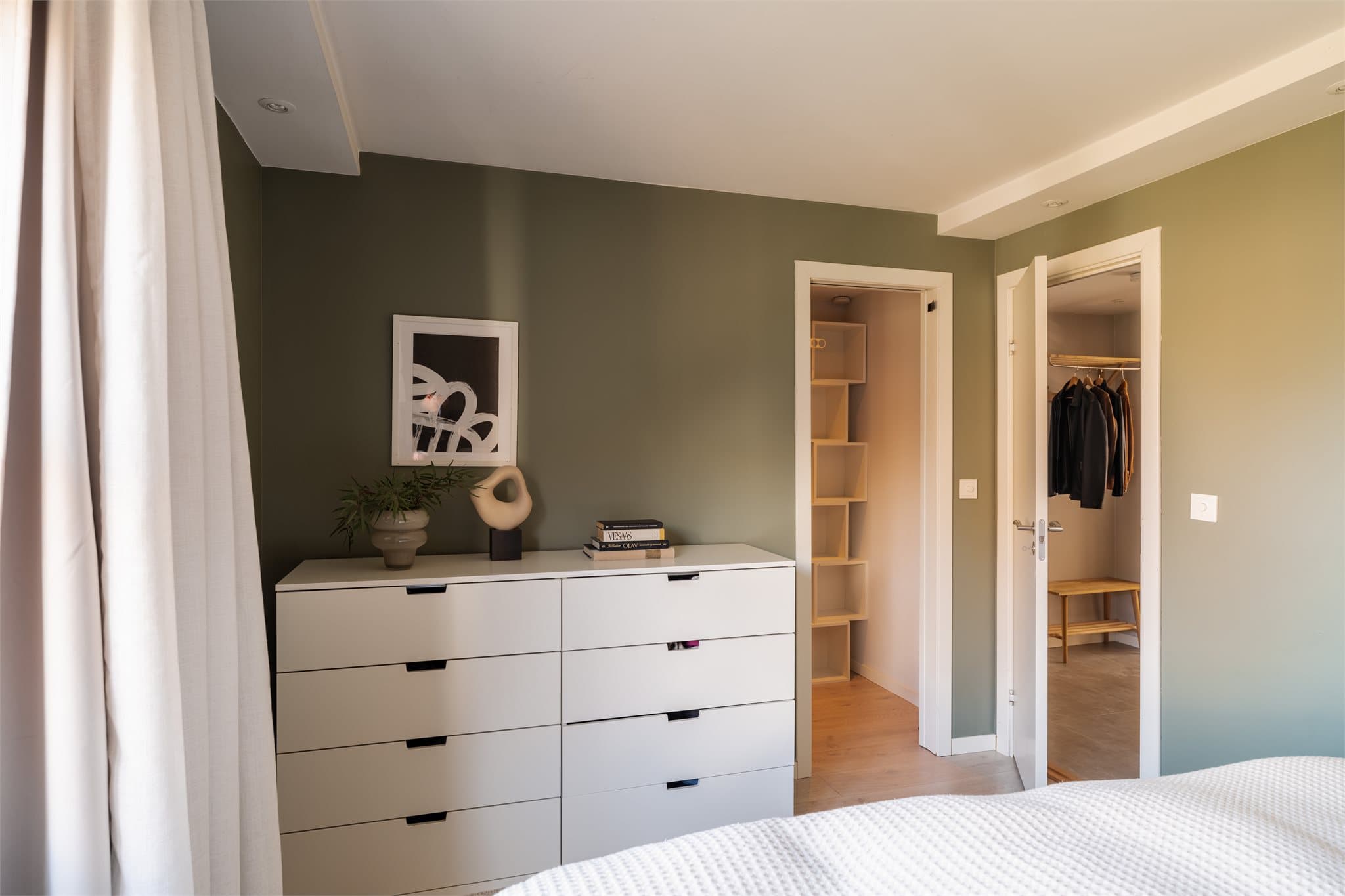 Direkte adkomst fra soverommet til et praktisk walk-in-closet.