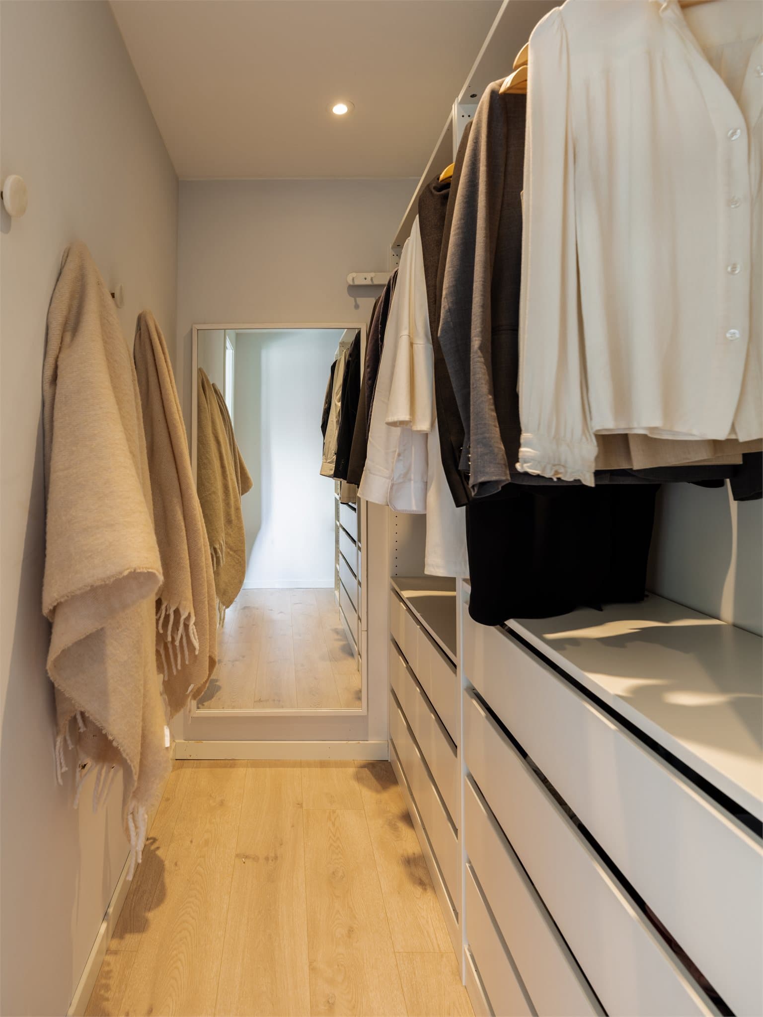 Walk-in-closet har god plass til både klær og sko.
