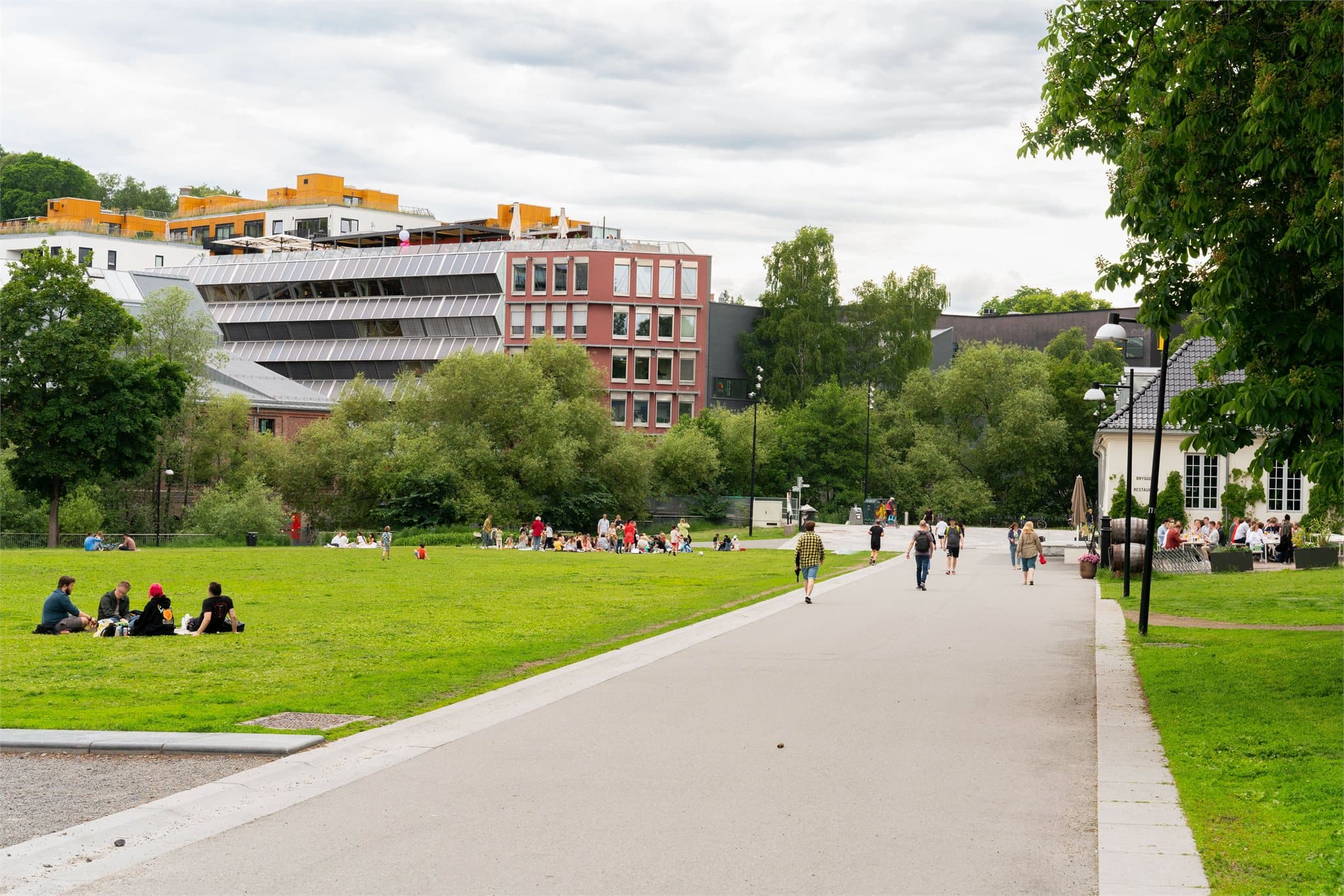 Rett utenfor døren ligger Nedre Foss park, et populært samlingspunkt for rekreasjon og avslapning.