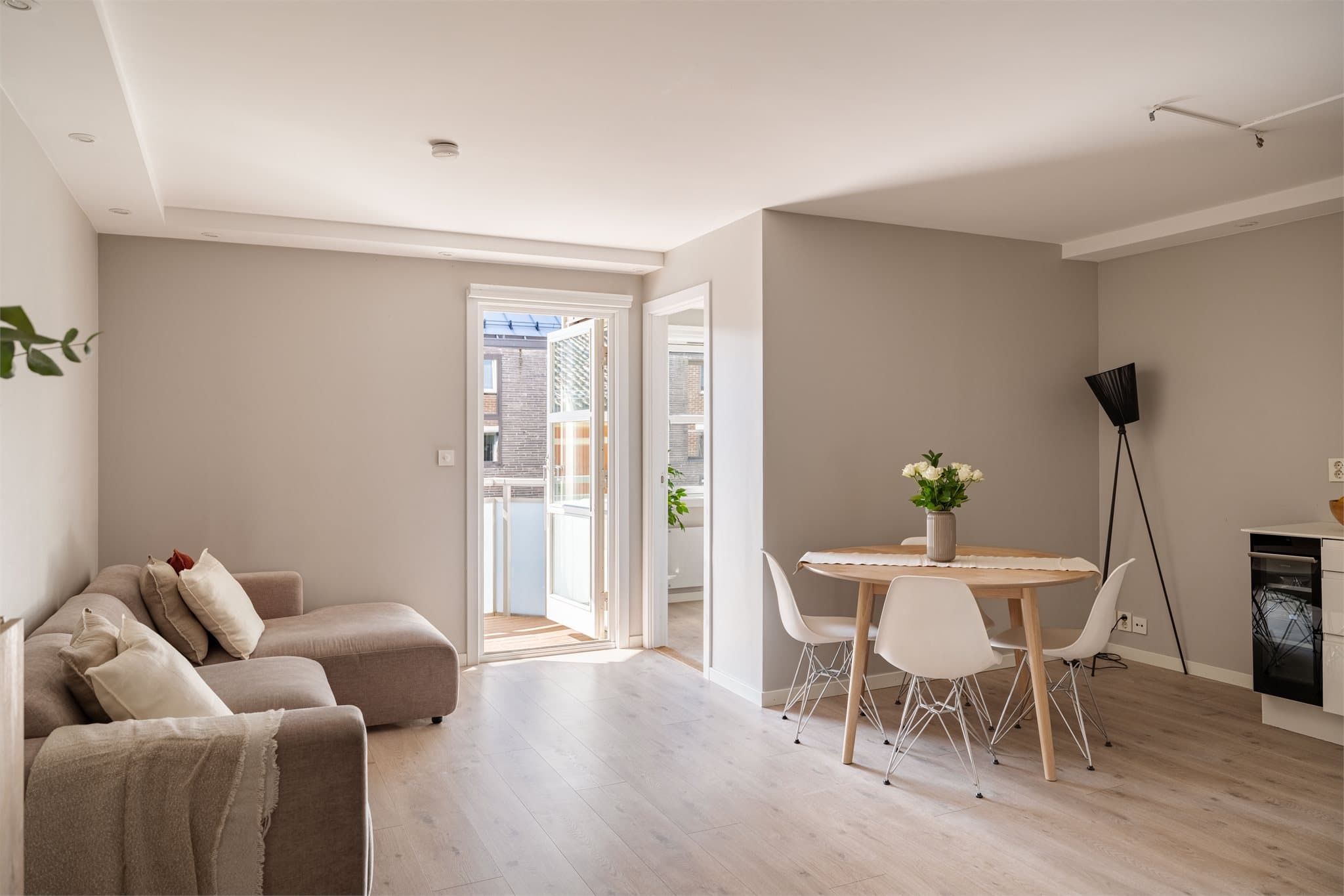 Stuen har en takhøyde på 2,40 meter, og har plass til både sofagruppe og spisebord.